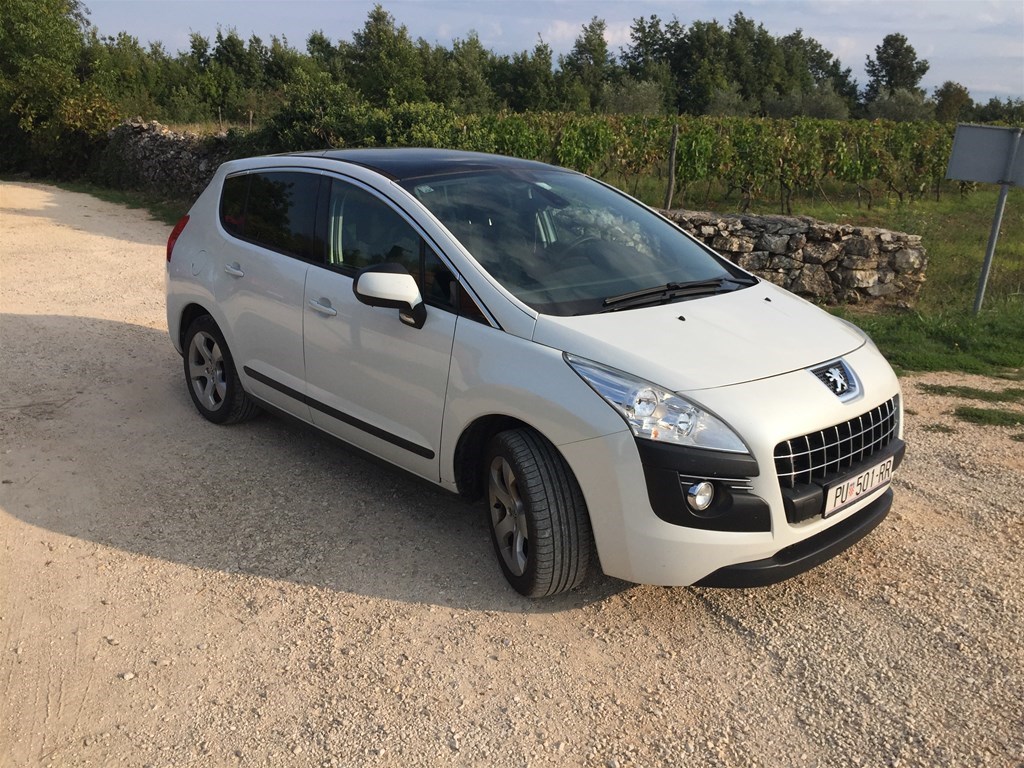 Peugeot 3008 1.6 HDi Active, jači paket opreme, panoramski