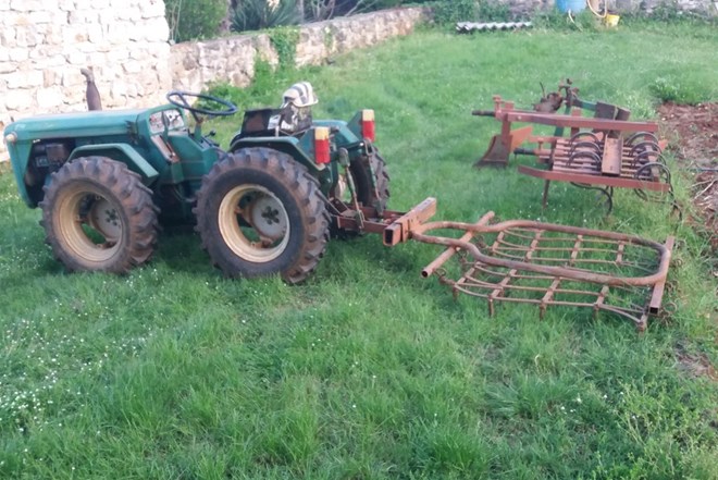 Prodajem traktor Ferari 75