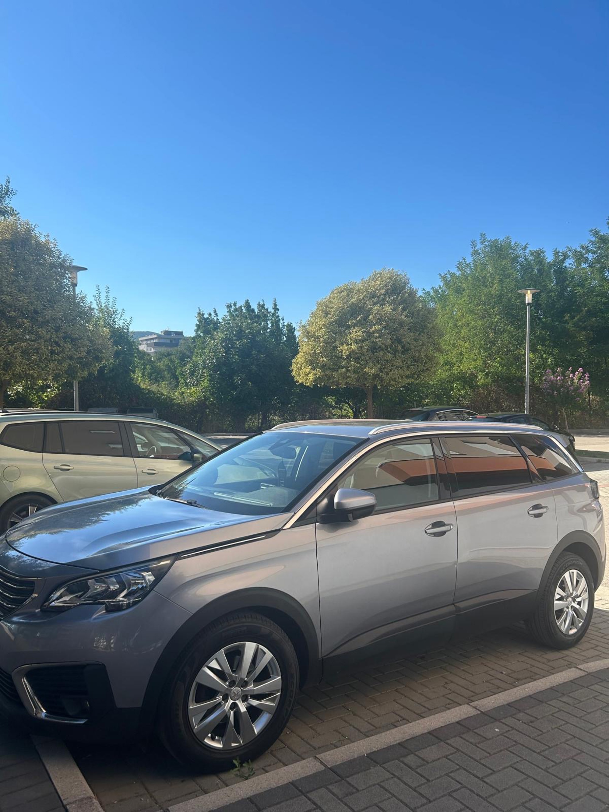 : Peugeot 5008 1.5 BlueHDi (2018) – Prostran obiteljski SUV, uredno održavan, fotografija 2