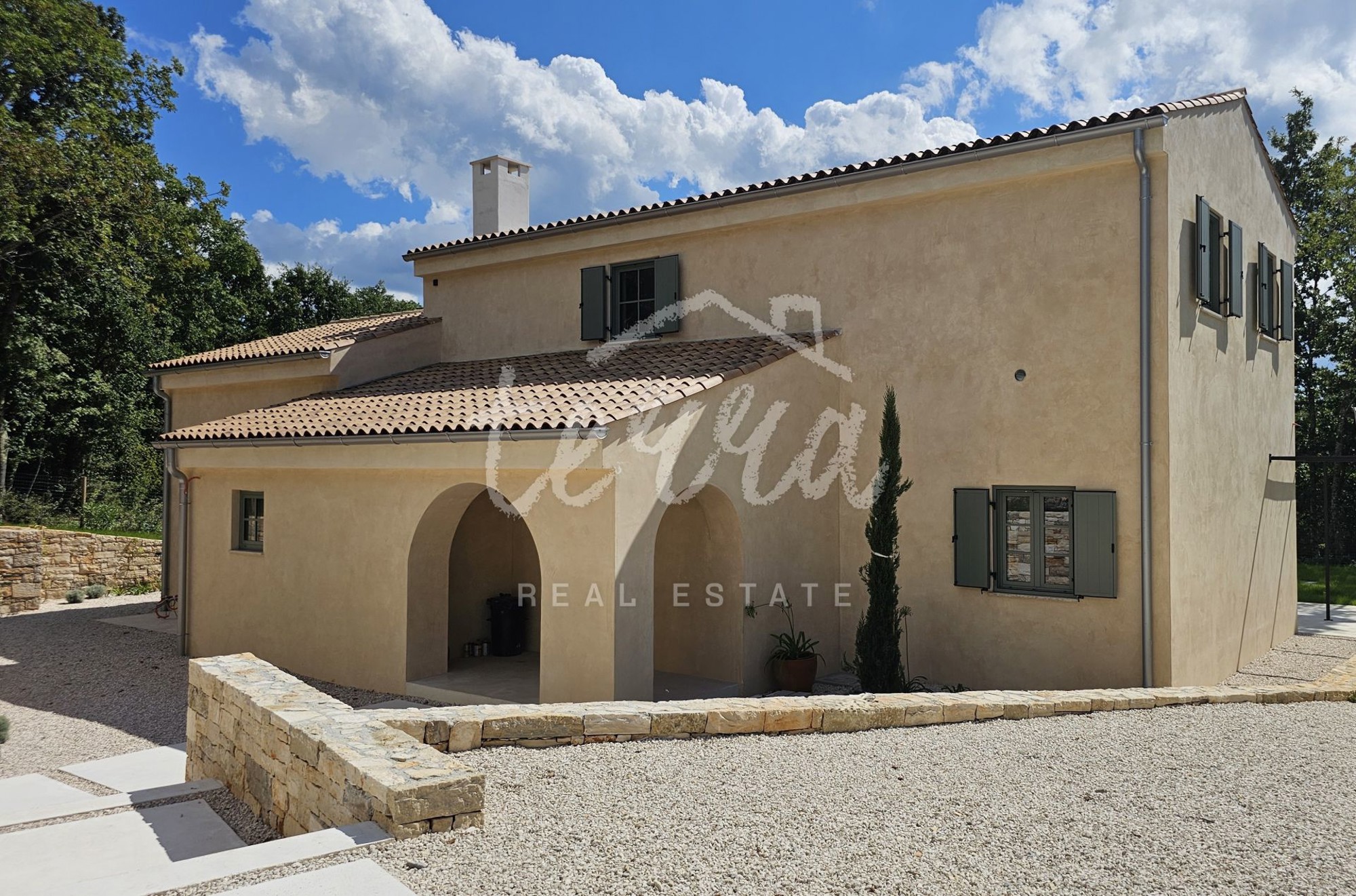 PRILIKA Prekrasna Villa sa građevinskim terenom 1.100m2,GRAČ — slika 1