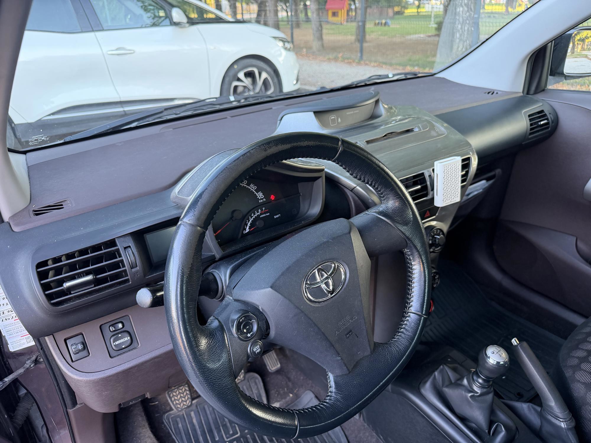 Toyota iQ 1.0 VVT-i / 179.000 km / reg.04/2027 / servisna knjiga, fotografija 4