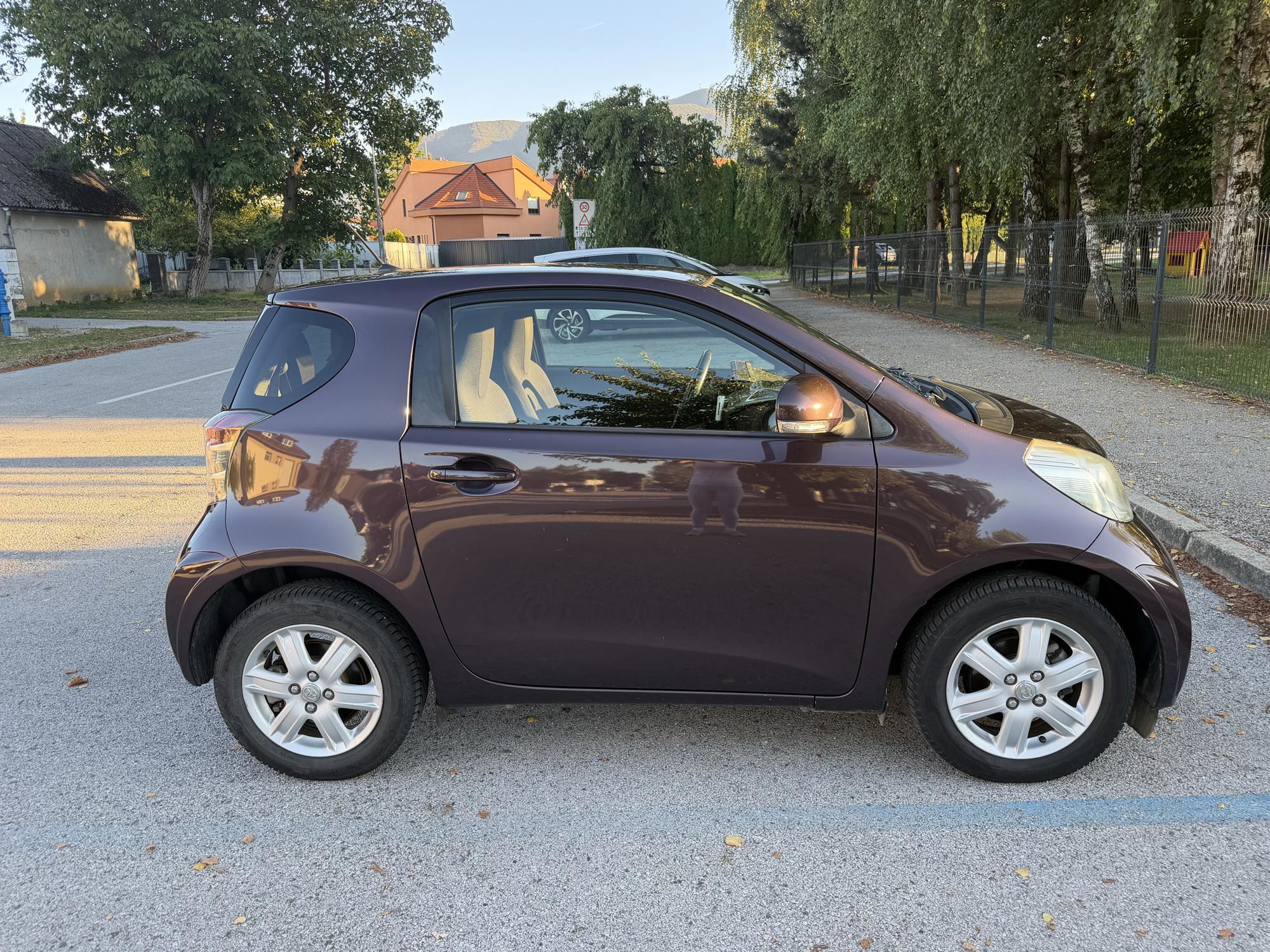 Toyota iQ 1.0 VVT-i / 179.000 km / reg.04/2027 / servisna knjiga, fotografija 3