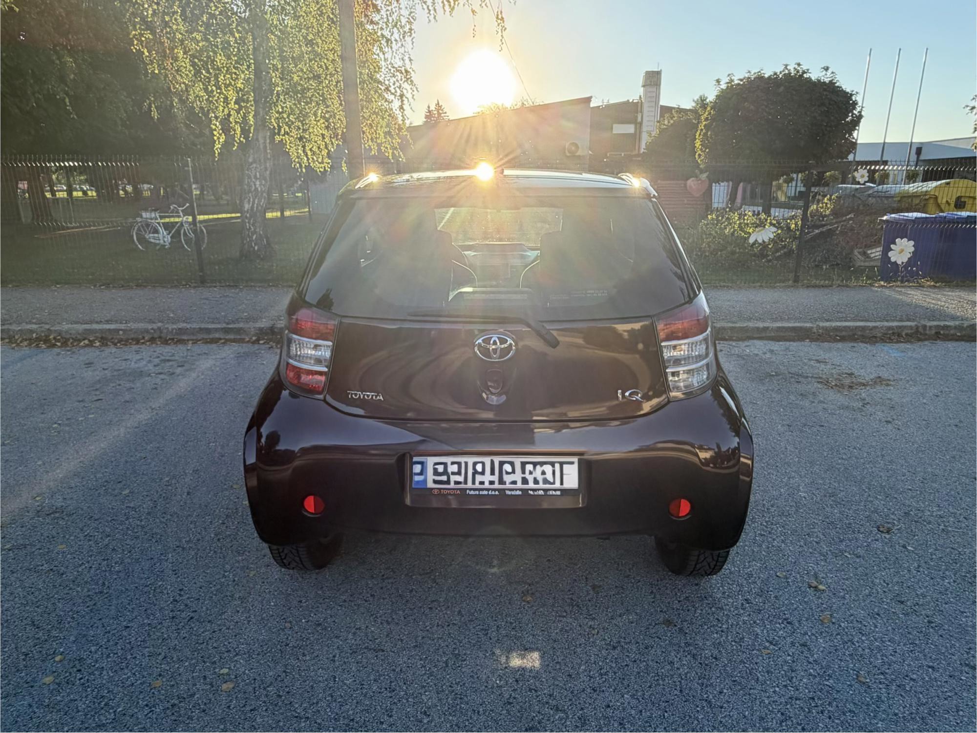 Toyota iQ 1.0 VVT-i / 179.000 km / reg.04/2027 / servisna knjiga, fotografija 2