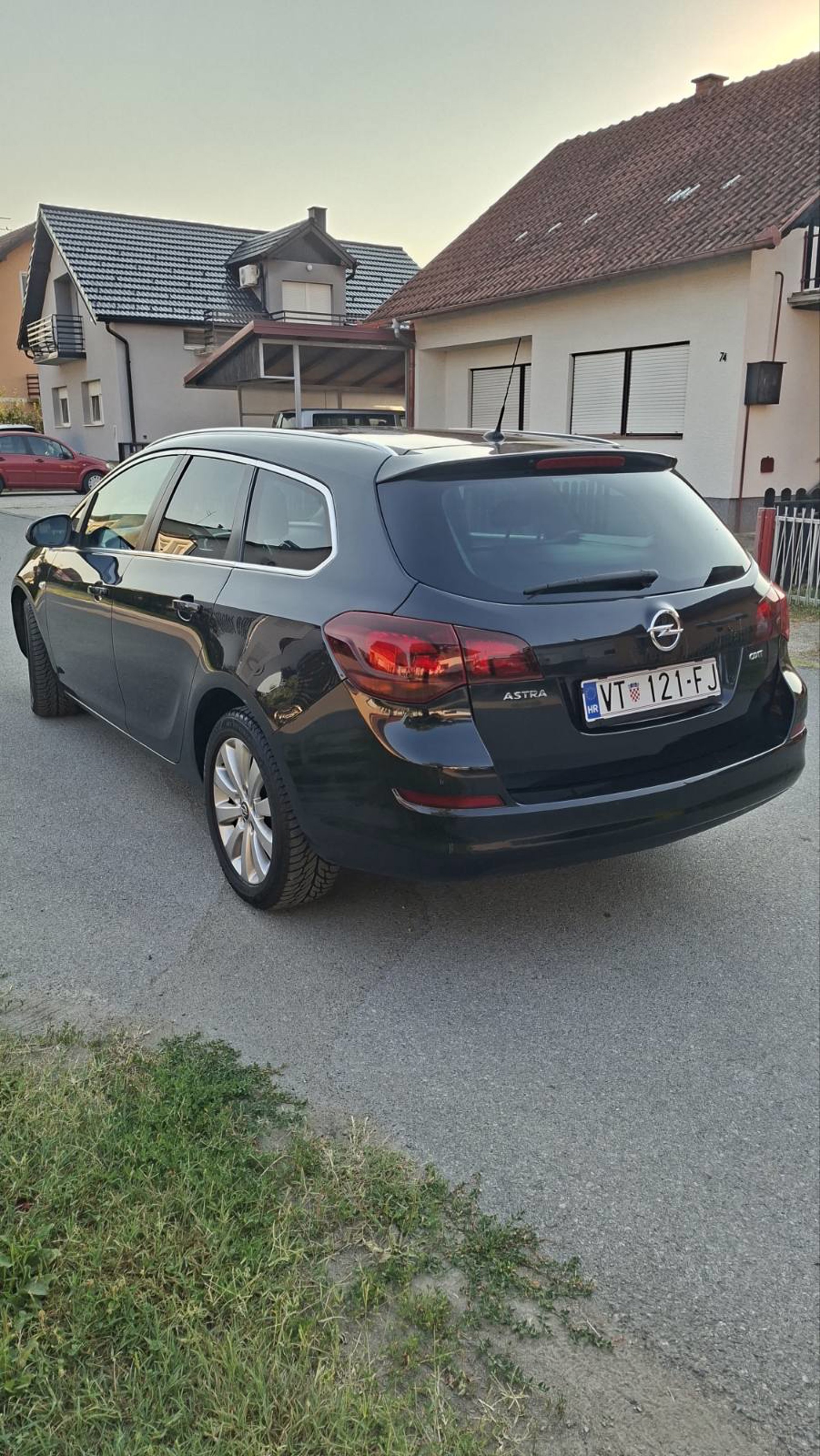 ✅Opel Astra J 1.7 cdti COSMO//VELIKI+MALI SERVIS//AUT. KLIMA//TOP STANJE, pogled izvana - slika 4