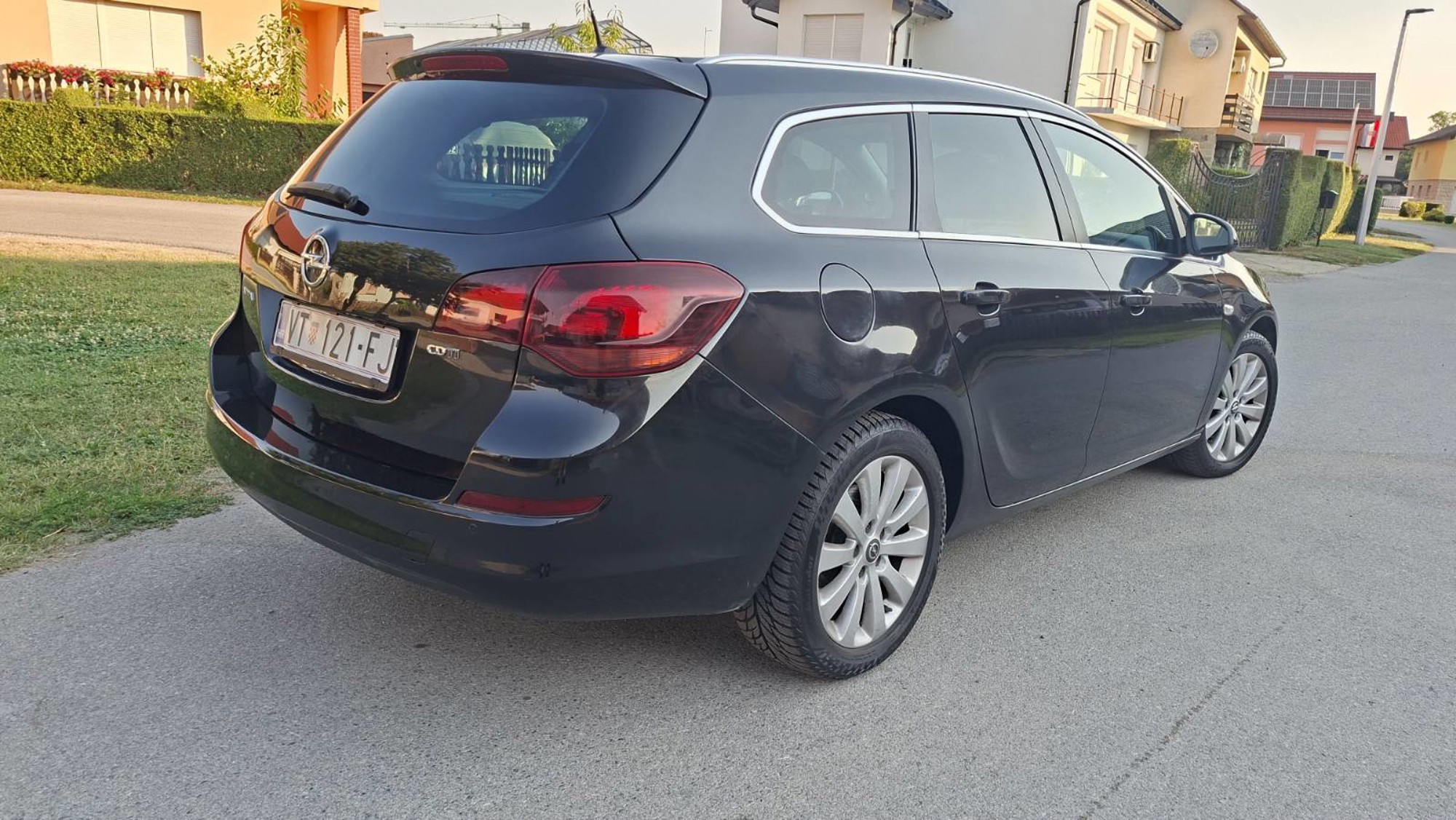 ✅Opel Astra J 1.7 cdti COSMO//VELIKI+MALI SERVIS//AUT. KLIMA//TOP STANJE, pogled izvana - slika 3