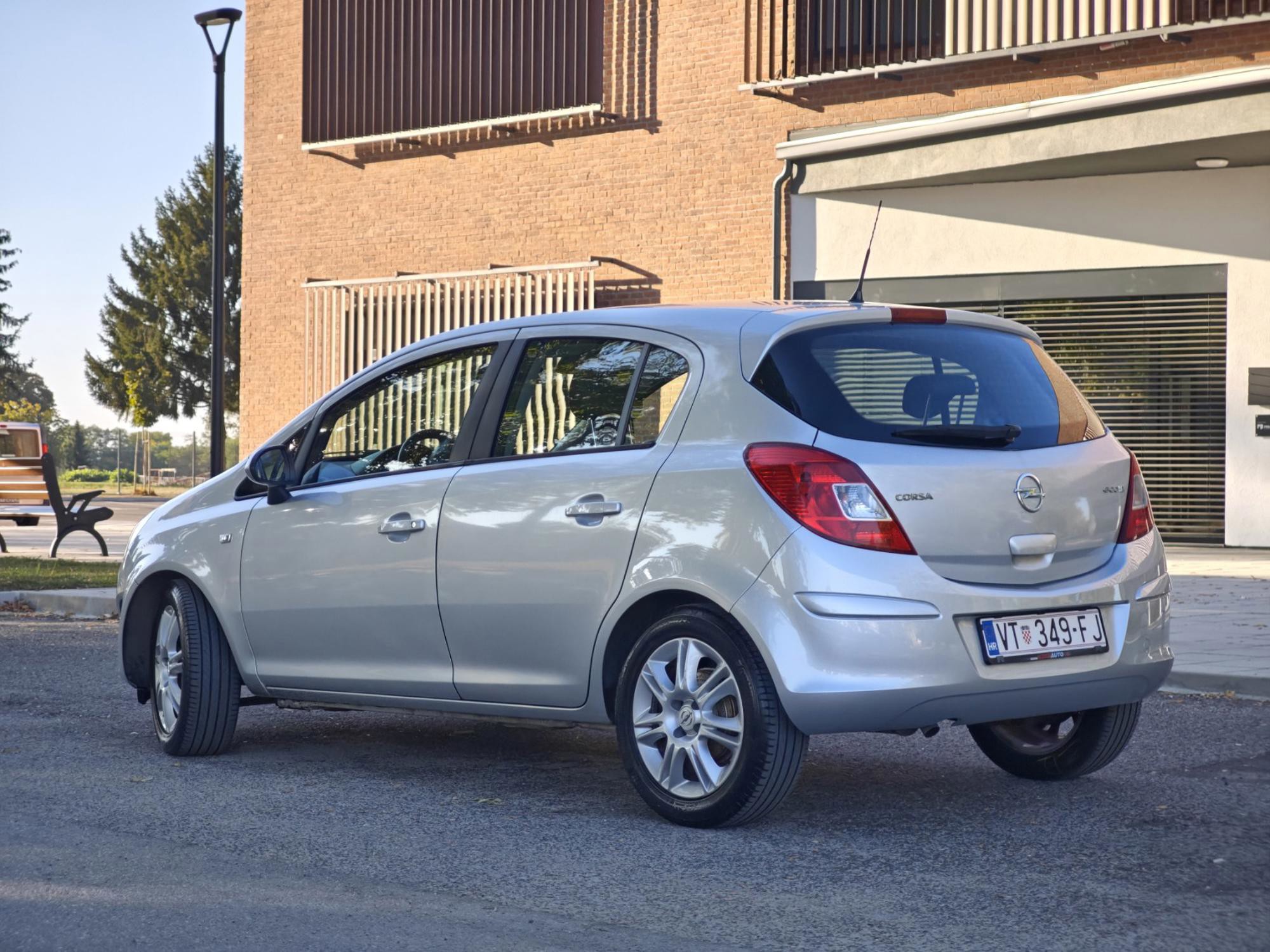 Opel Corsa D 1.3 CDTI#REGA GOD. DANA#KLIMA#VELIKI EKRAN#ALU 16"#SERVISNA KNJIGA#ODLIČNO STANJE, fotografija 4