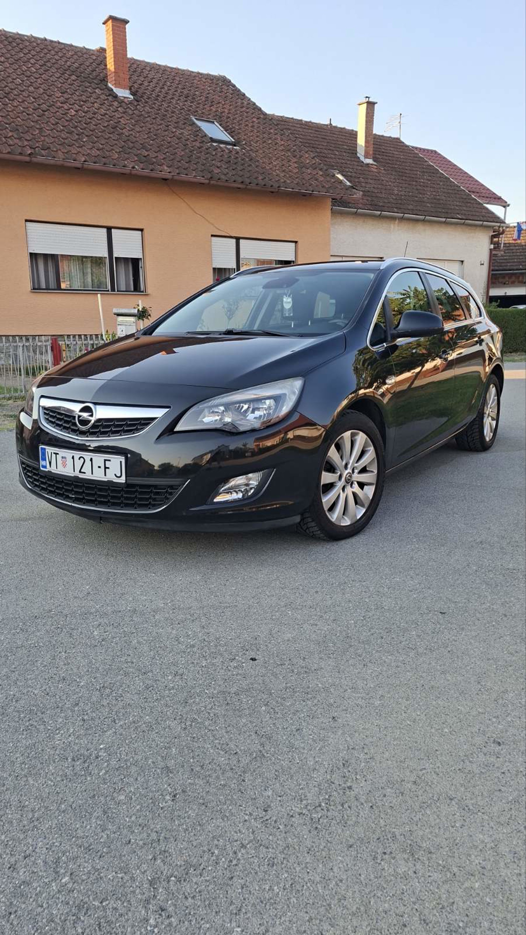 ✅Opel Astra J 1.7 cdti COSMO//VELIKI+MALI SERVIS//AUT. KLIMA//TOP STANJE, pogled izvana - slika 1