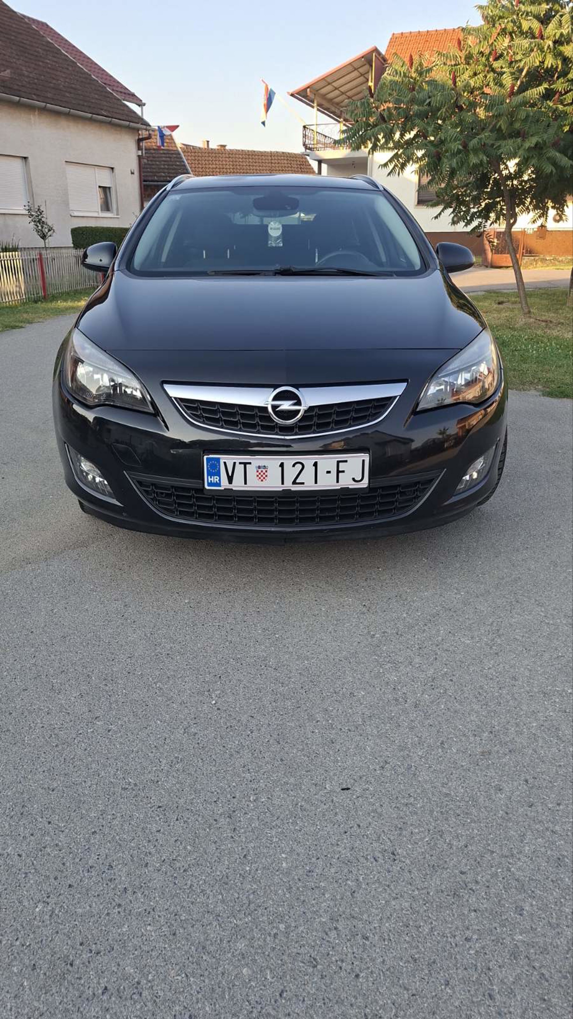 ✅Opel Astra J 1.7 cdti COSMO//VELIKI+MALI SERVIS//AUT. KLIMA//TOP STANJE, pogled izvana - slika 2