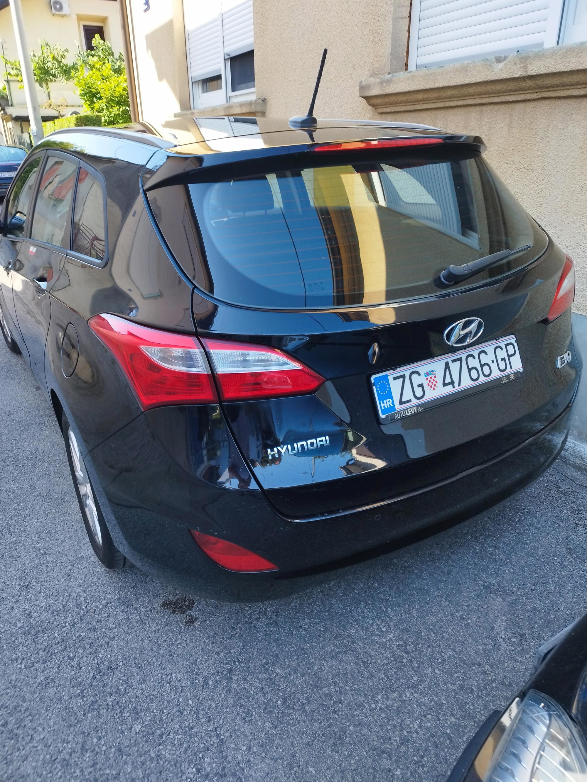 Hyundai i30 Karavan 2013. god, jedan vlasnik, parking kamera, alu naplatci, fotografija 2