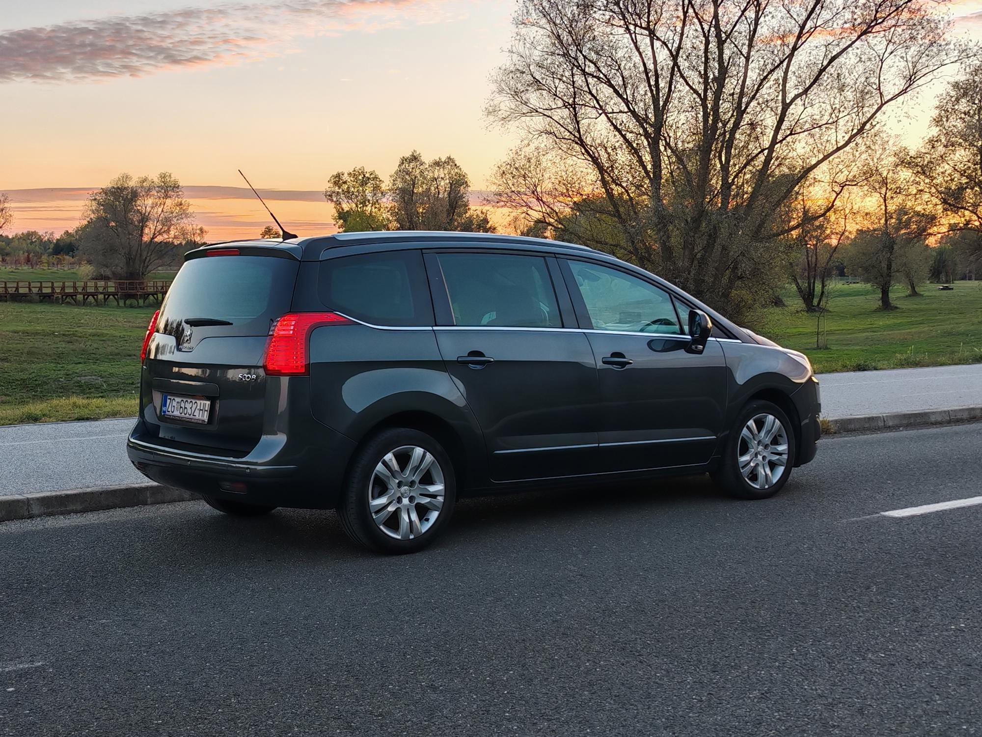 Peugeot 5008 2,0 BlueHDi Allure 3x isofix | servisna | Pano | xenon, fotografija 2