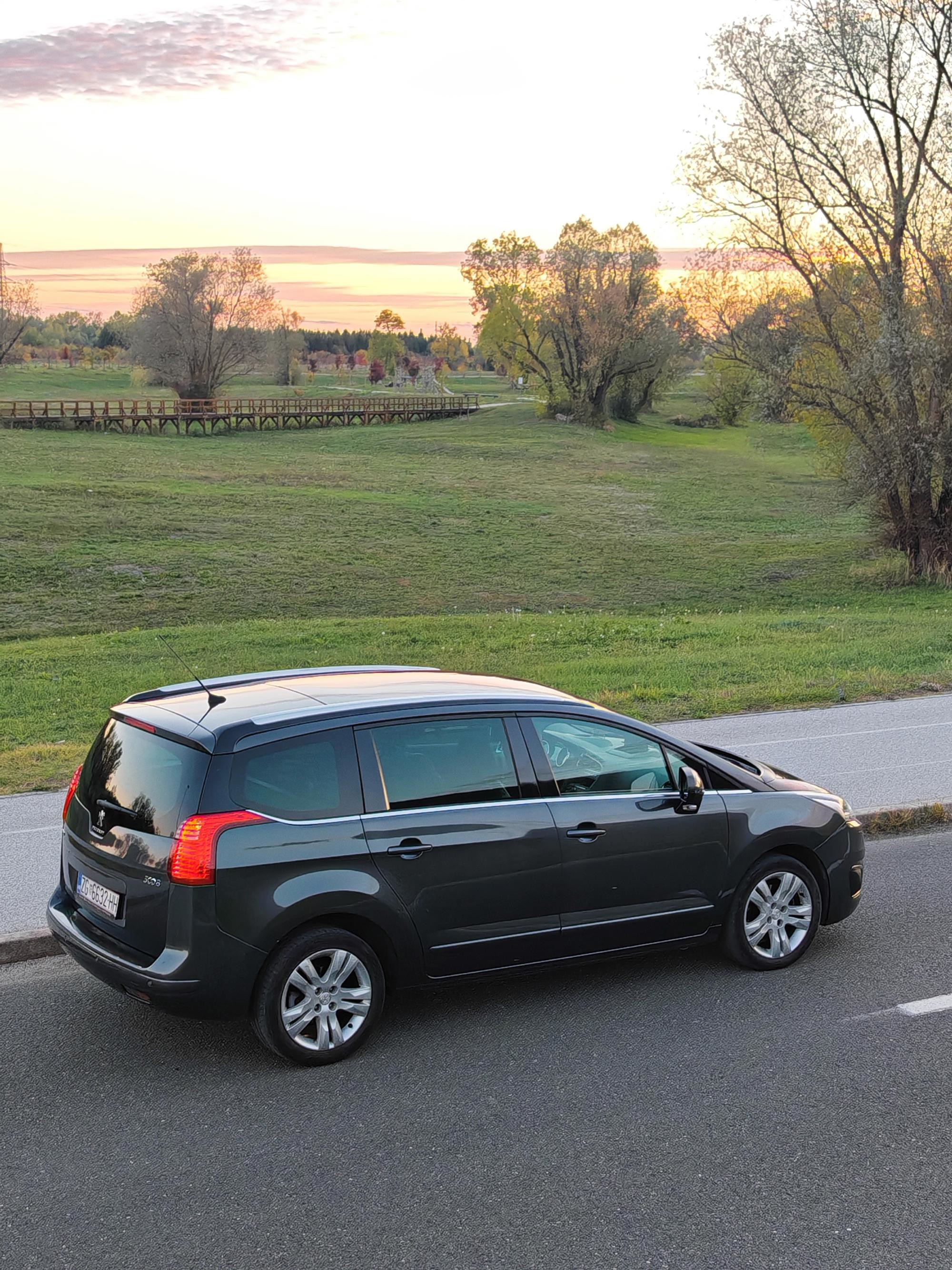 Peugeot 5008 2,0 BlueHDi Allure 3x isofix | servisna | Pano | xenon, fotografija 3