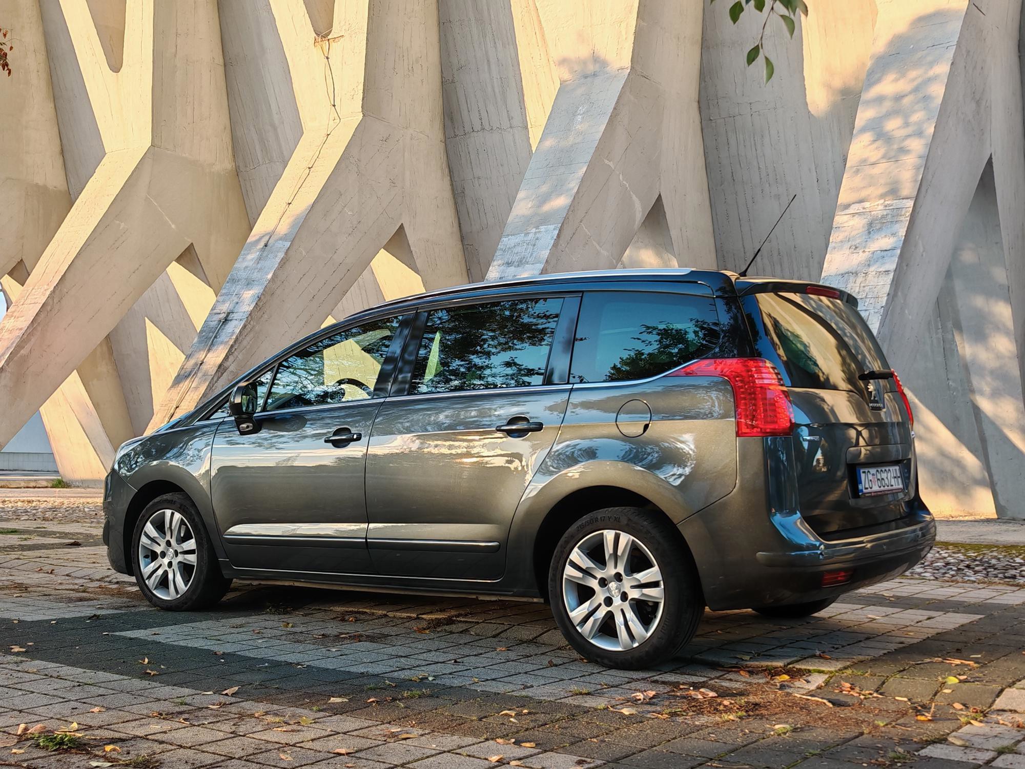 Peugeot 5008 2,0 BlueHDi Allure 3x isofix | servisna | Pano | xenon, fotografija 19
