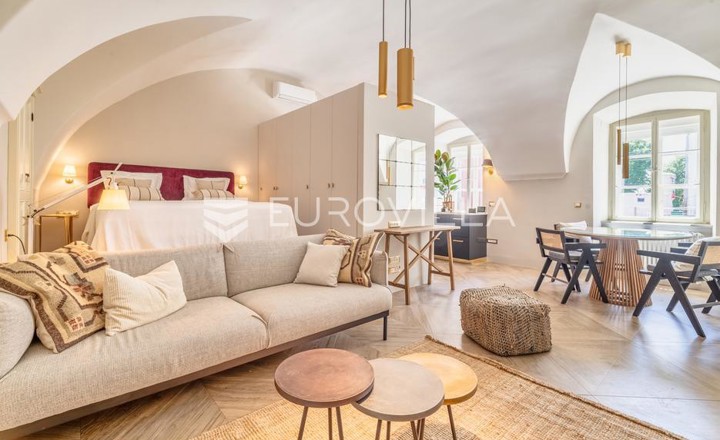 Zagreb, Gornji grad, palača Zrinski, luksuzan jednosoban stan 38 m² s terasom