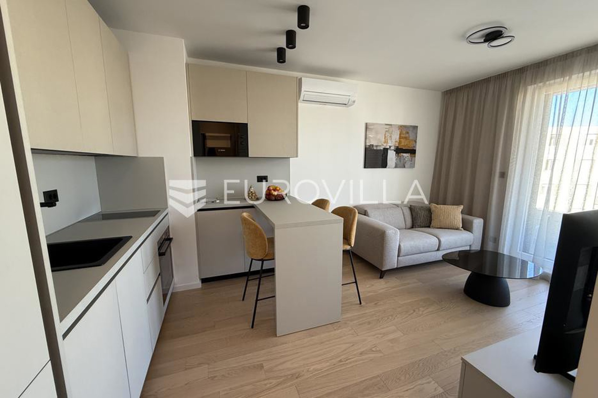 Split, Žnjan, jednosoban stan s garažnim mjestom — slika 1