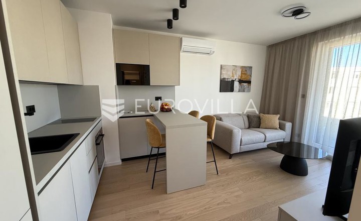 Split, Žnjan, jednosoban stan s garažnim mjestom