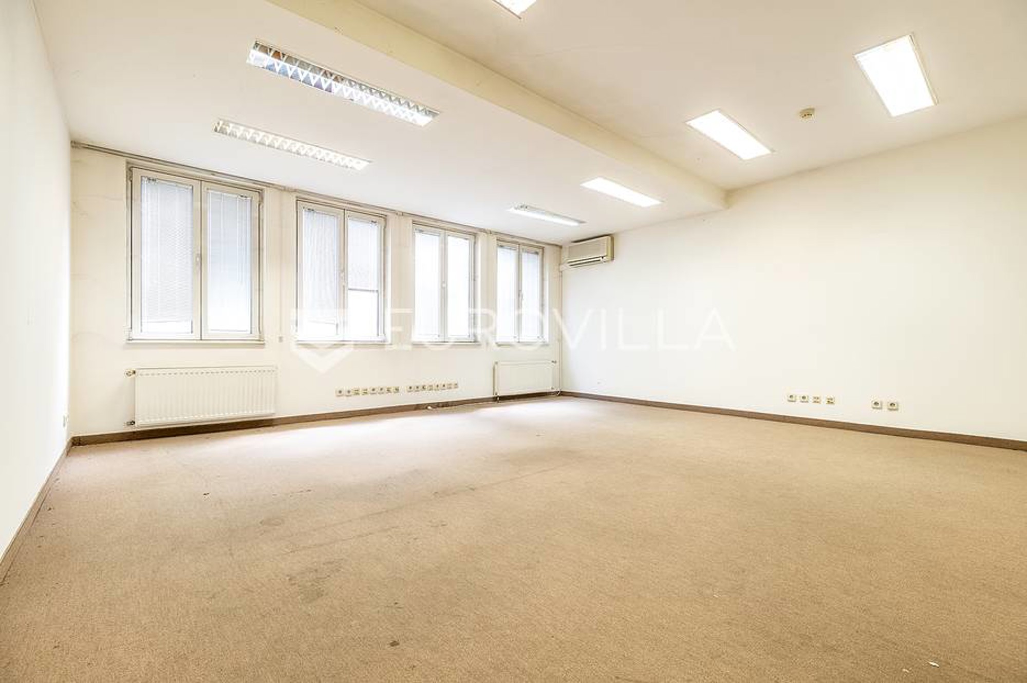 Trg Bana Jelačića stambeni/poslovni prostor 196 m² podrum 40 m² — slika 1