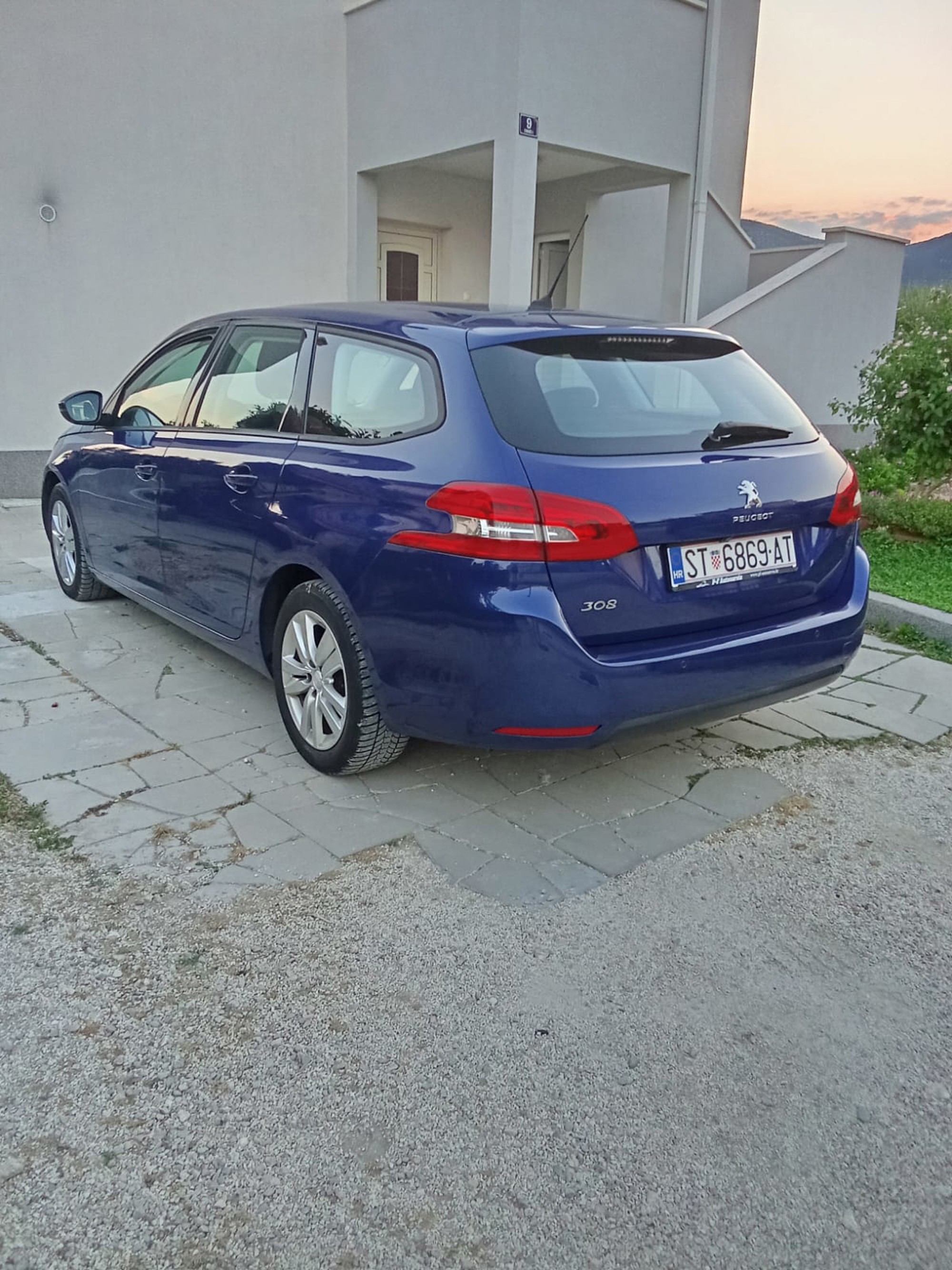 Peugeot 308 SW 1.5 BlueHDi • 97.000 km •Veliki servis-8mm- CarVertical-nove gume, fotografija 6