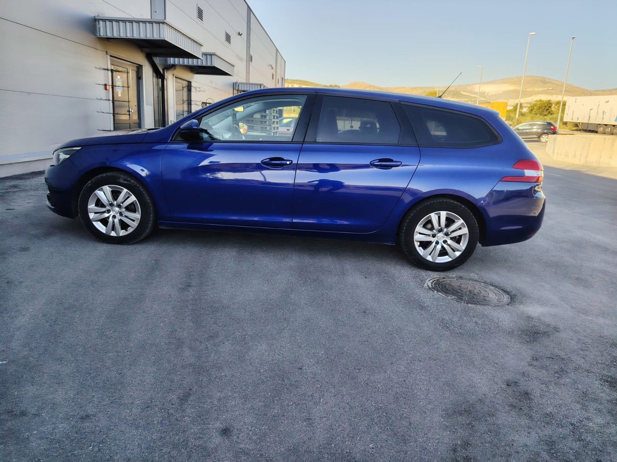 Peugeot 308 SW 1.5 BlueHDi • 97.000 km •Veliki servis-8mm- CarVertical-nove gume, fotografija 5