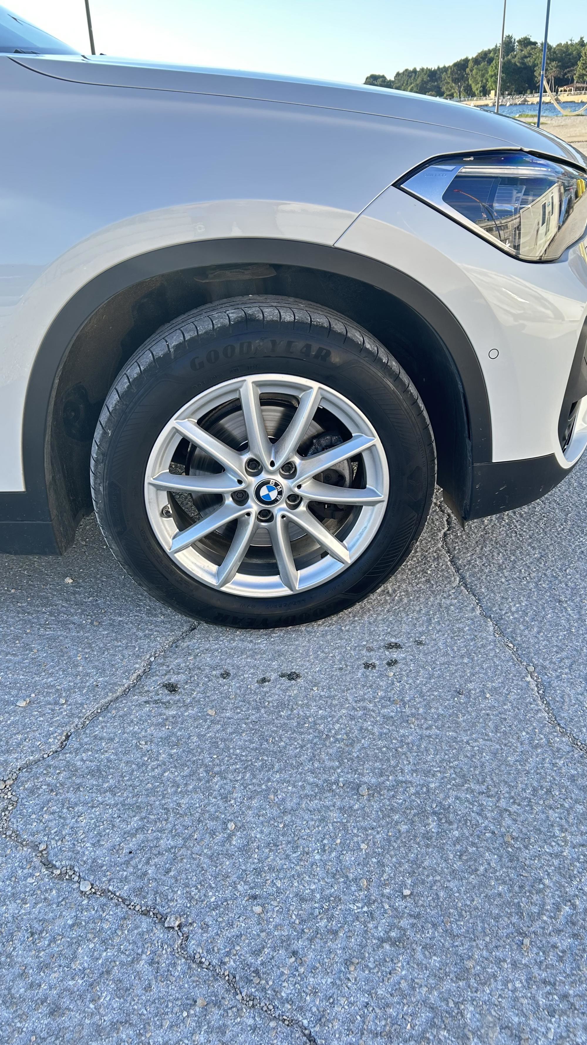 BMW X1 sDrive18d automatik, prvi vlasnik, original krovni nosači, original nosači za bicikle, pogled izvana - slika 2