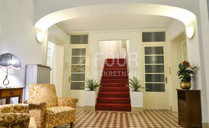 Opatija, Centar, dvoetažni stan u vili s okućnicom, prvi red
