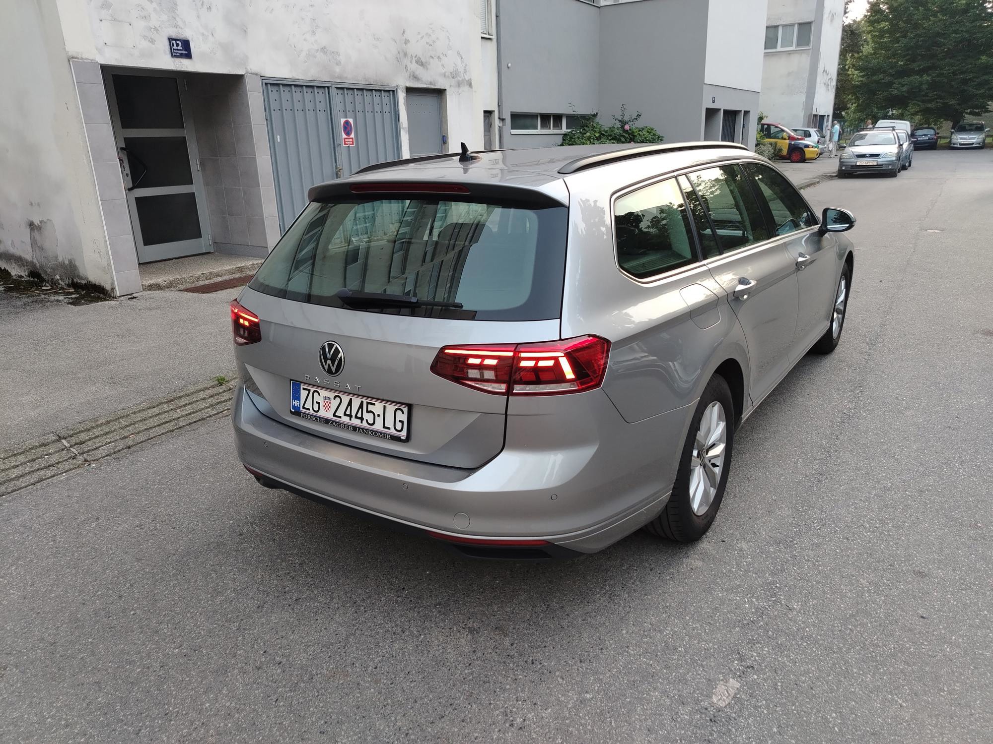 PASSAT VARIANT 1.5TSI 110KW DSG KUPLJEN NOVI U HR REG 8/2027GOD, fotografija 2