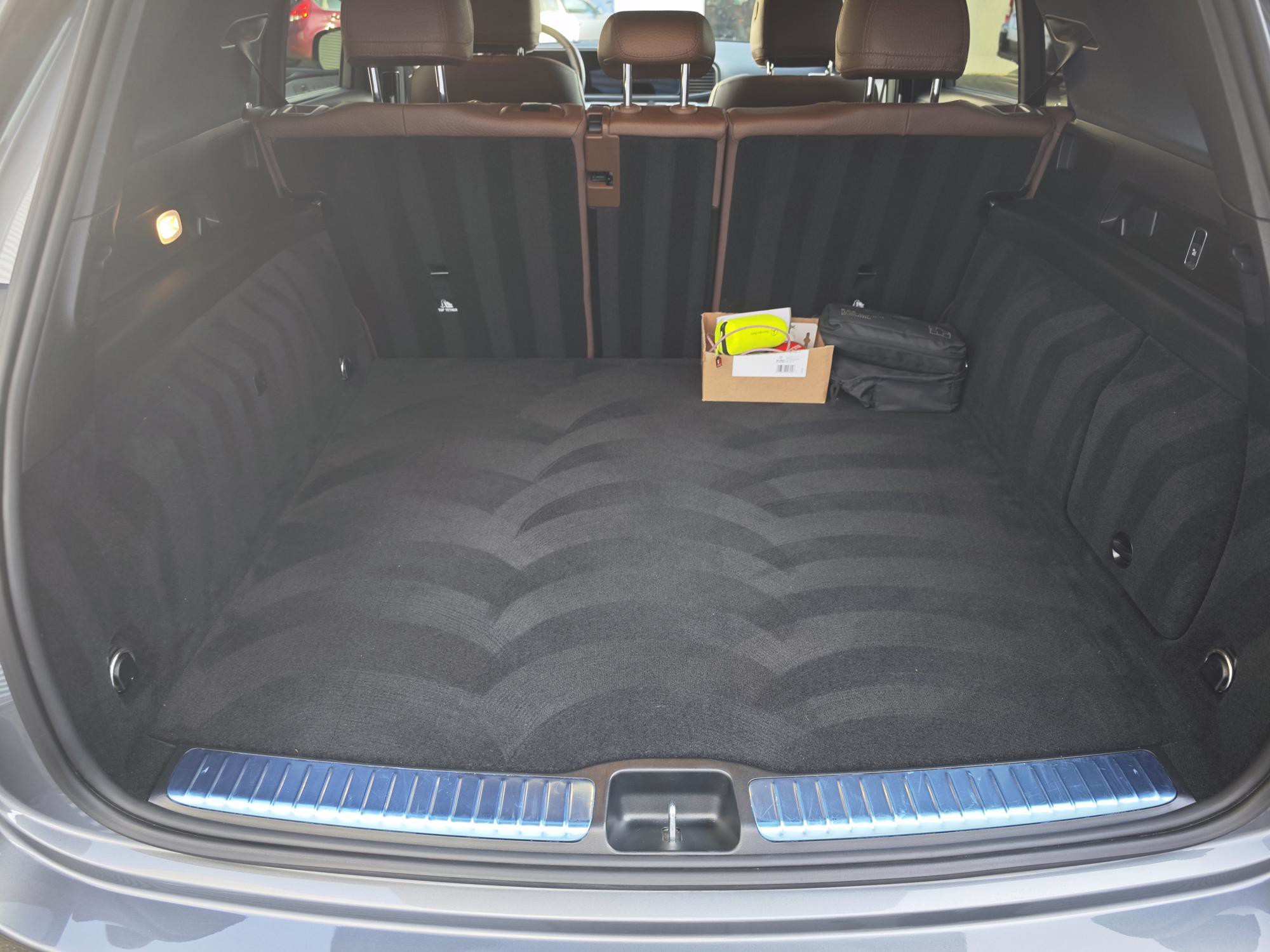 Mercedes GLE 350de, 2024. god., oprema full osim AMG, garancija do 2028., odlicno stanje, fotografija 8