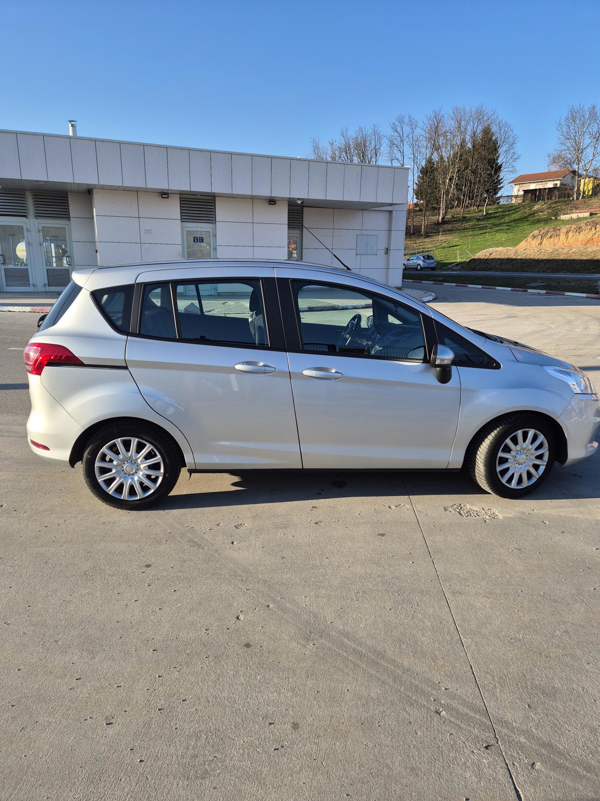 Garažiran i dobar auto 74.000 km. tel: 0989005702, fotografija 3