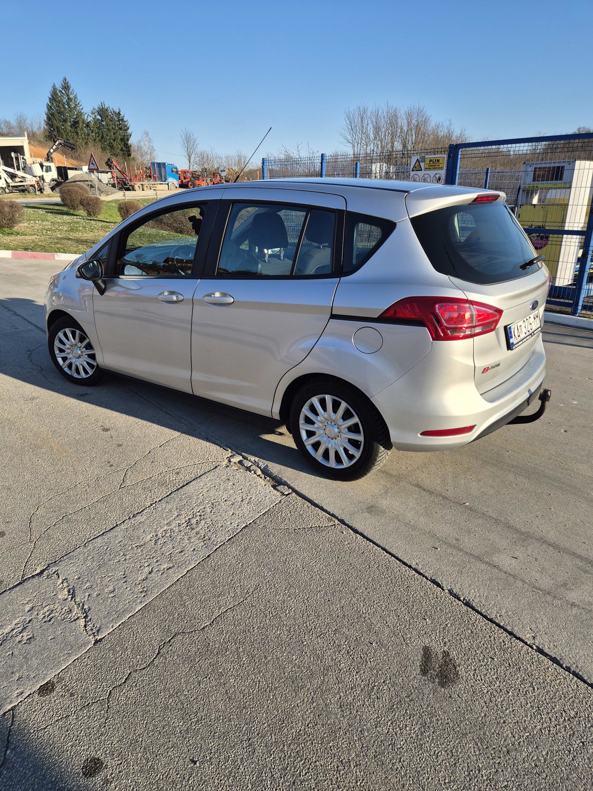 Garažiran i dobar auto 74.000 km. tel: 0989005702, fotografija 6