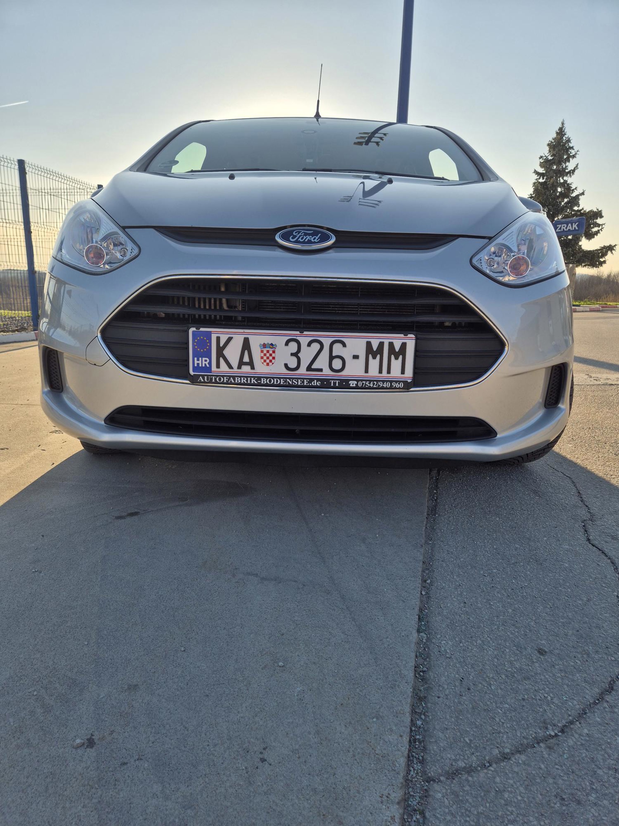 Garažiran i dobar auto 74.000 km. tel: 0989005702, fotografija 4