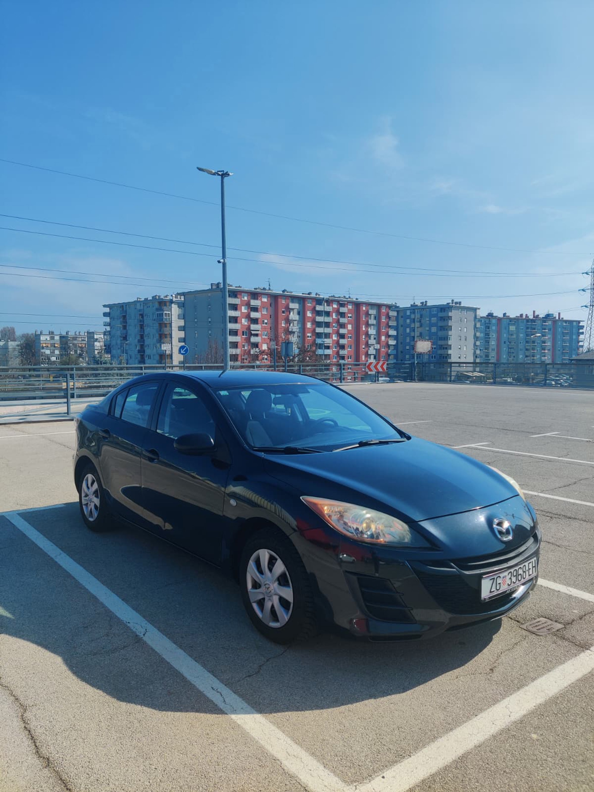 Mazda 3 2010. god, 1.6 benzin, registriran do 09/2026, 240.000 km, fotografija 3