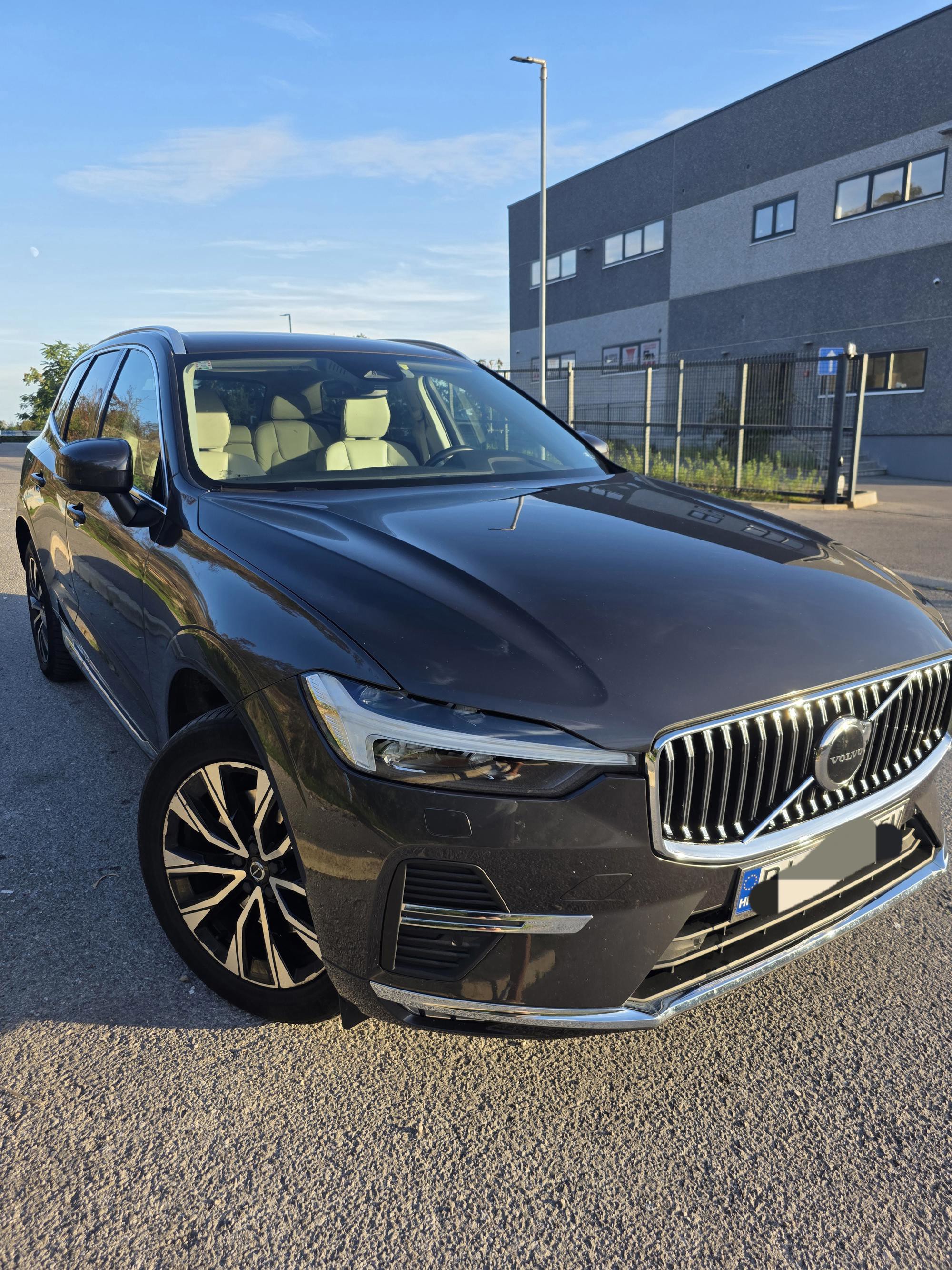 Volvo XC60 B4 DIESEL 4X4 PLUS BRIGHT FULL OPREMA 59000 km! 12/2022, fotografija 1