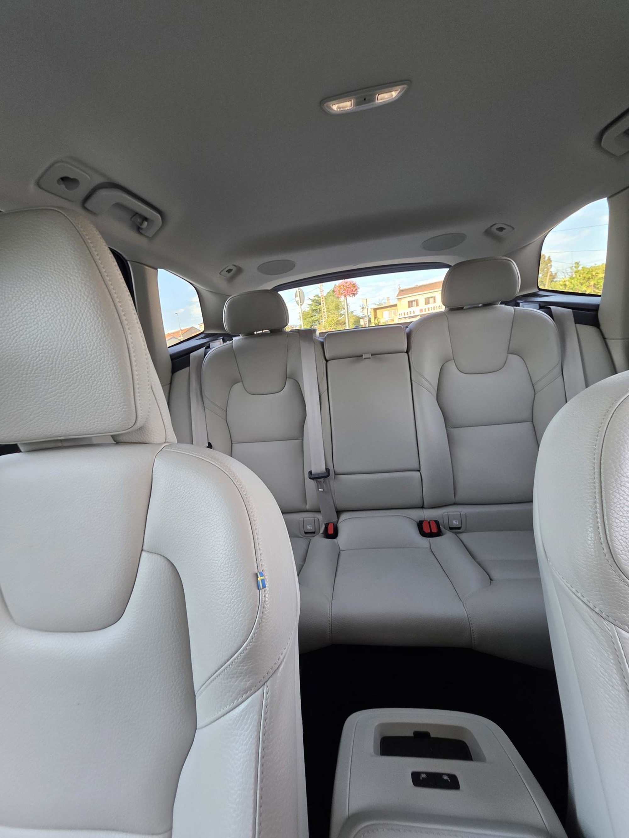 Volvo XC60 B4 DIESEL 4X4 PLUS BRIGHT FULL OPREMA 59000 km! 12/2022, fotografija 3