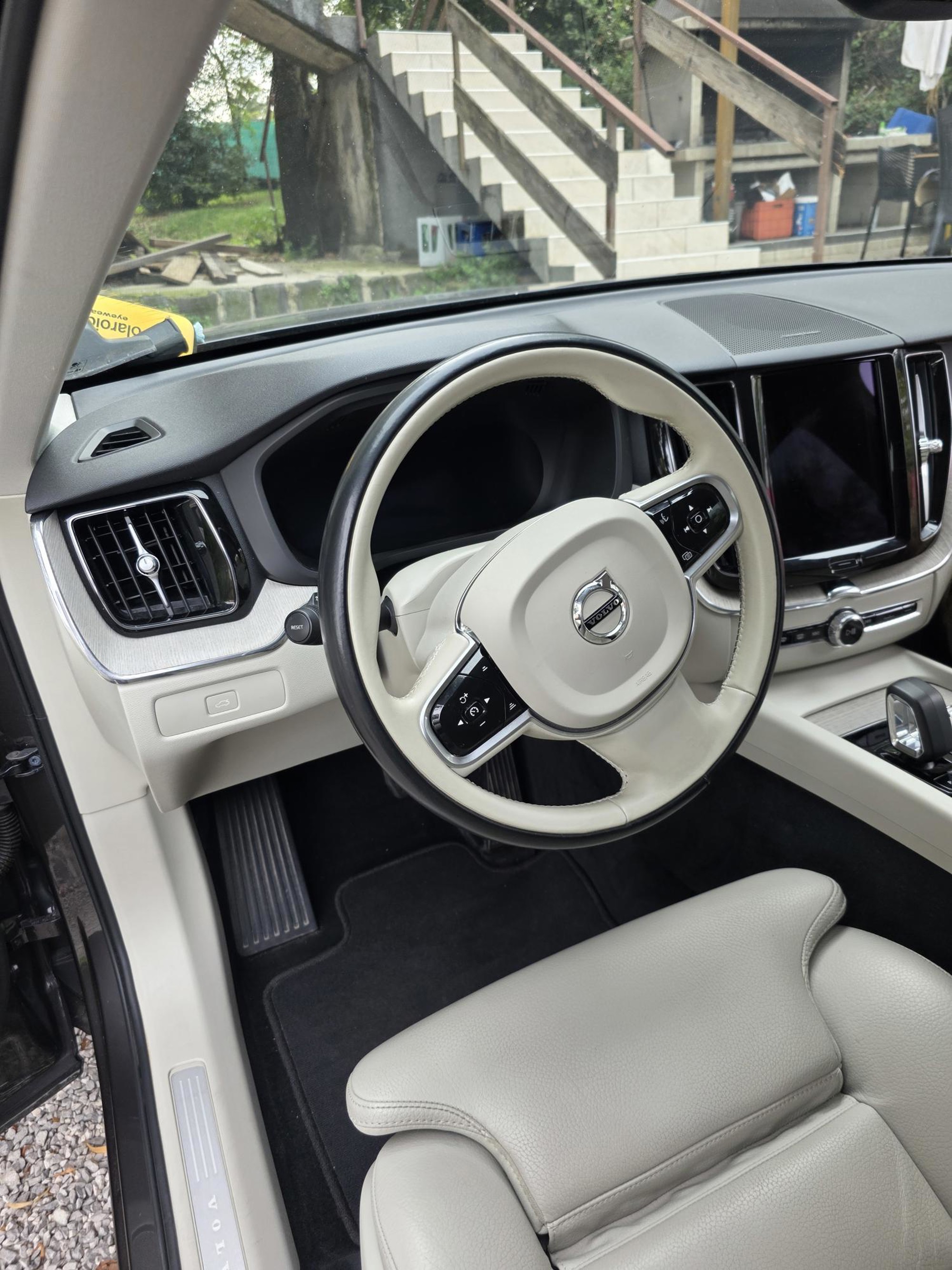 Volvo XC60 B4 DIESEL 4X4 PLUS BRIGHT FULL OPREMA 59000 km! 12/2022, fotografija 4