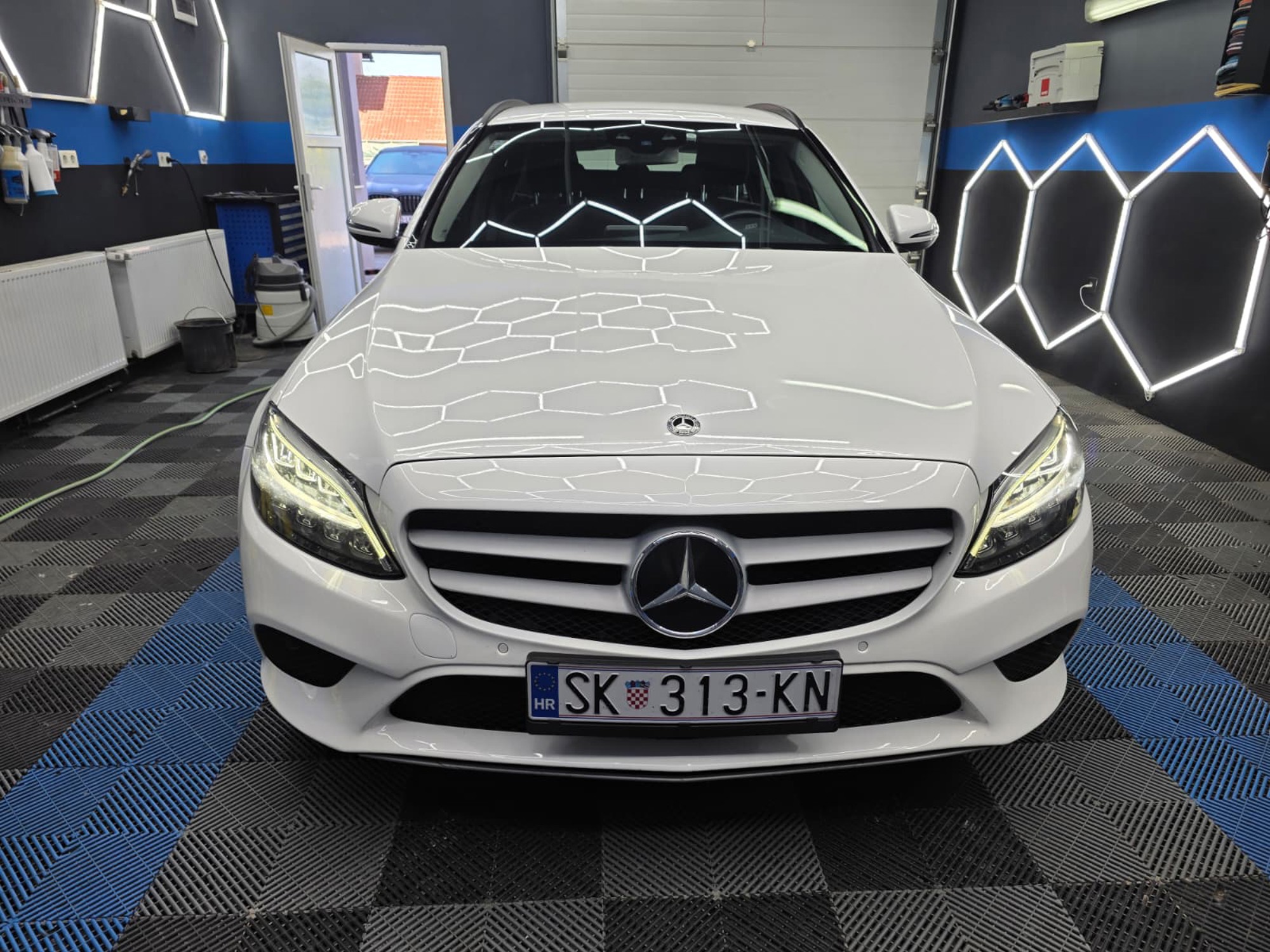 PRODAJE SE: Mercedes C200d 2019 – automatik, 118 KW!, fotografija 1