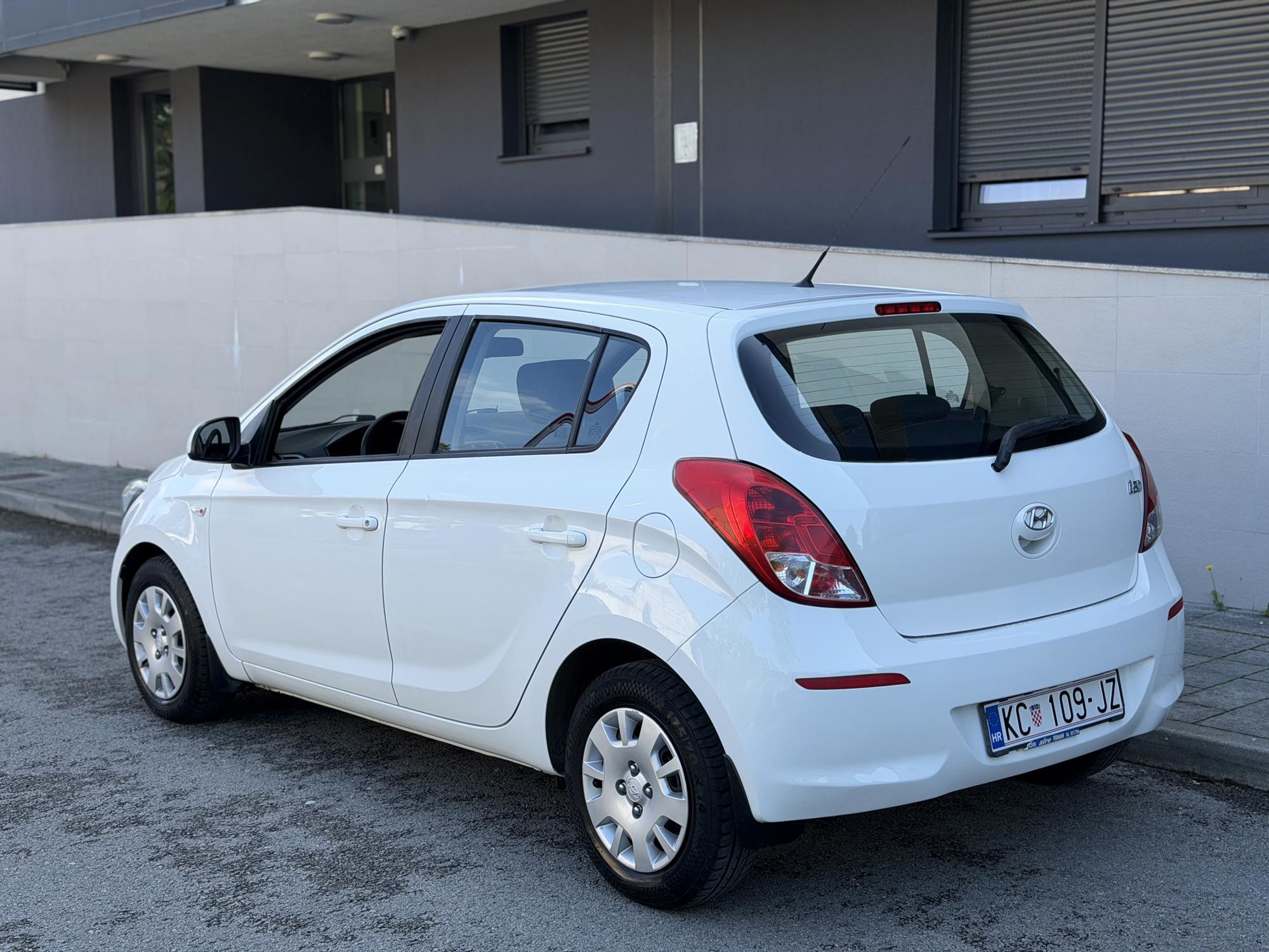HYUNDAI I20 1,25 benzin facelift,samo 143tkm, potvrda km, nije uvoz, fotografija 2