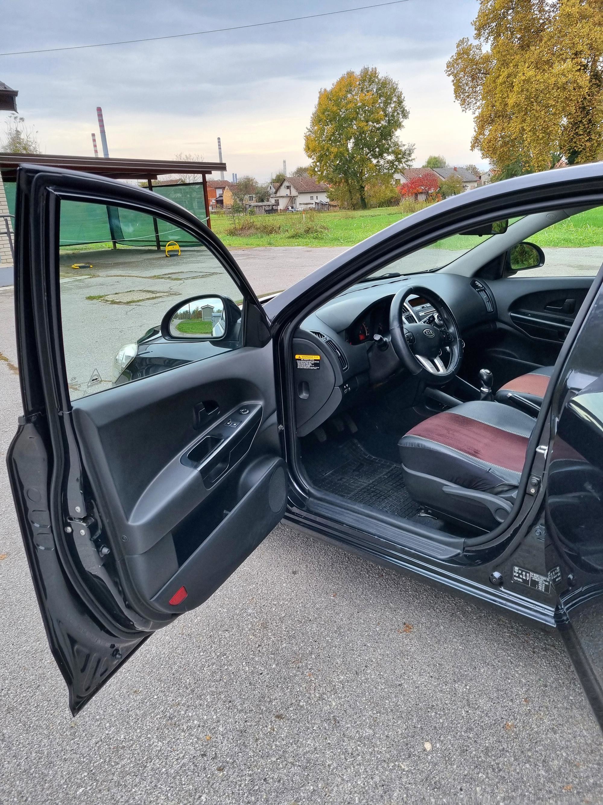Kia Ceed,HR vozilo,vlasnik,156000km., fotografija 11