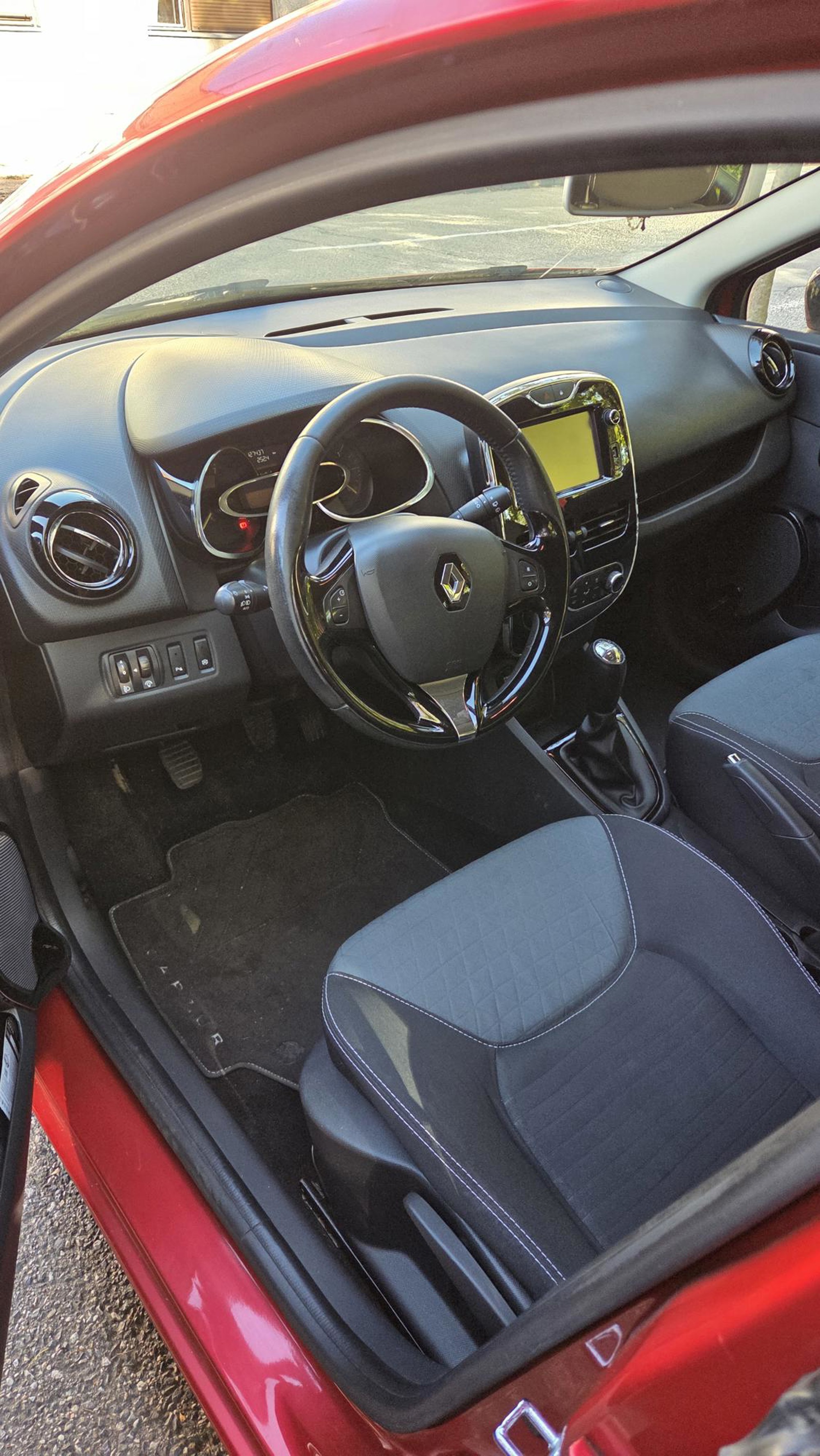 Renault Clio 0.9TCE90ks, hr auto servisiran u ovlaštenom servisu, nove gume, novi akumulator,kocnice, fotografija 4