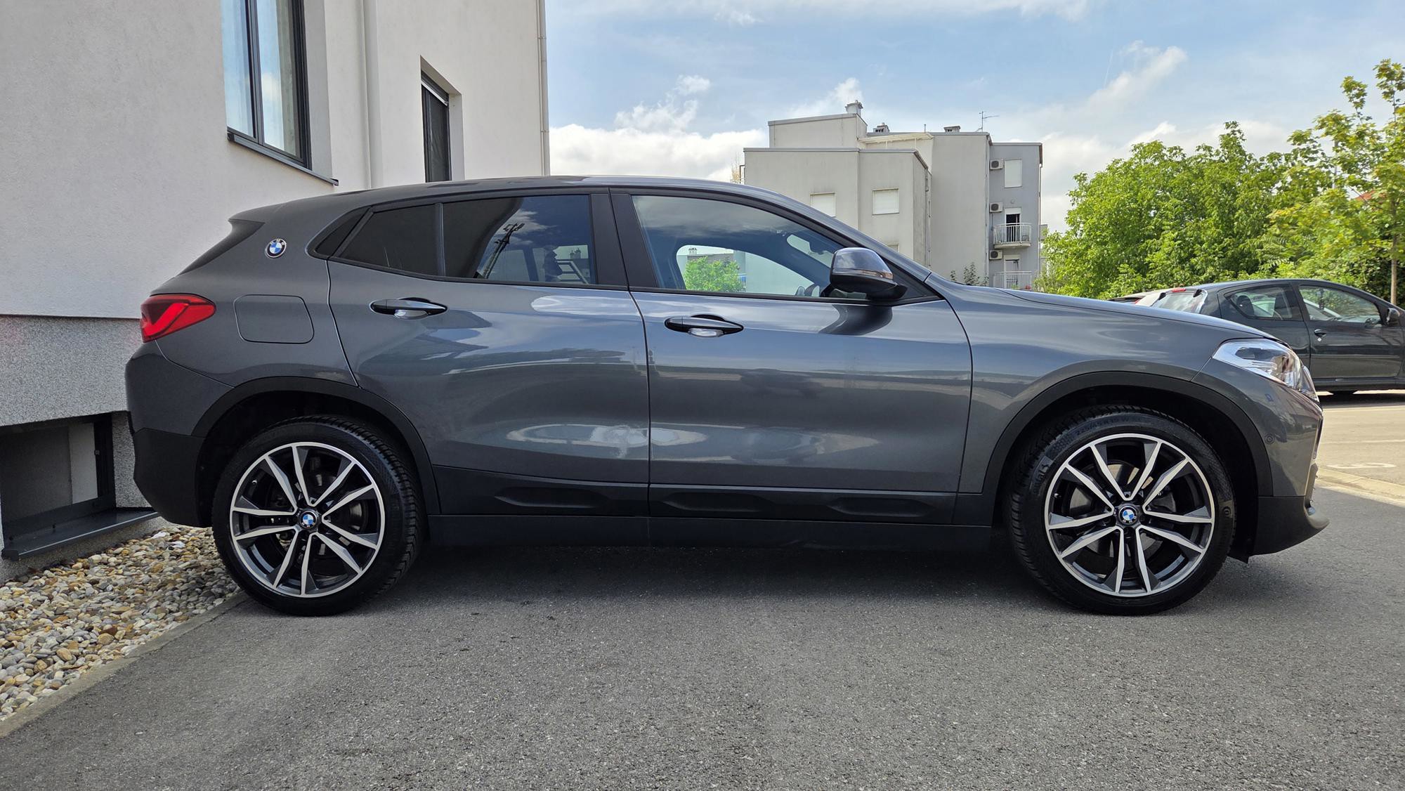 BMW X2 18i automatik M felge i unutrasnjost kamera LED Keyless nove gume servisna garažiran, fotografija 4