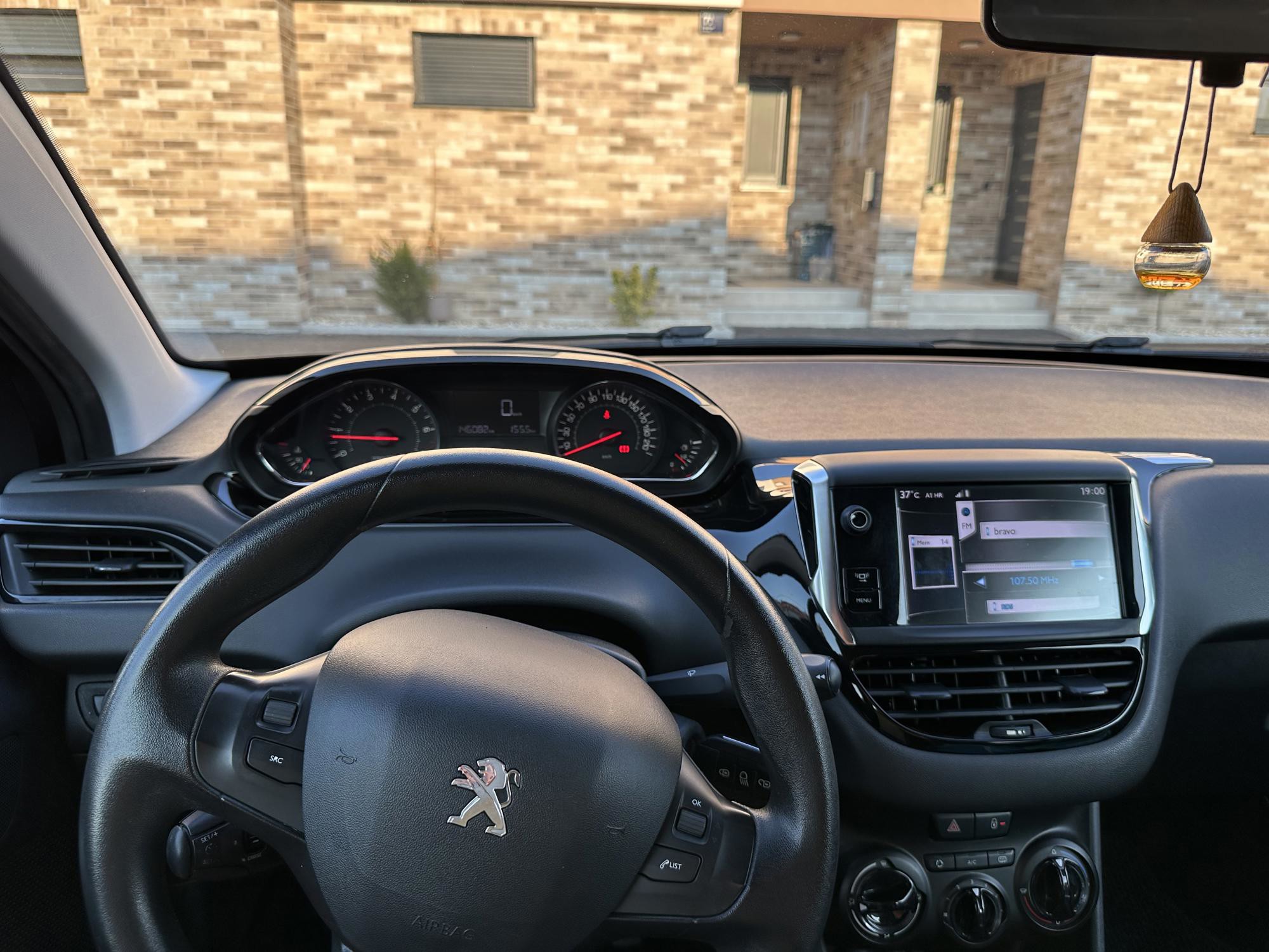 Peugeot 208 1.2 60kw Rega 09/27, nove gume, mali servis upravo. NEMA ULAGANJA, fotografija 4