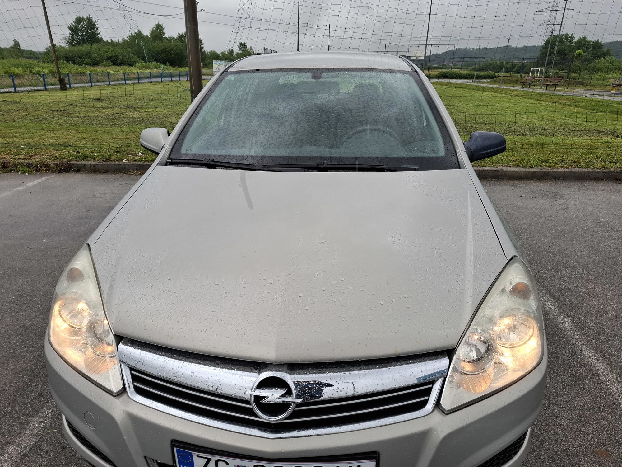 Opel Astra 2007. god, mehanički mjenjač, ručna klima, registriran, fotografija 2