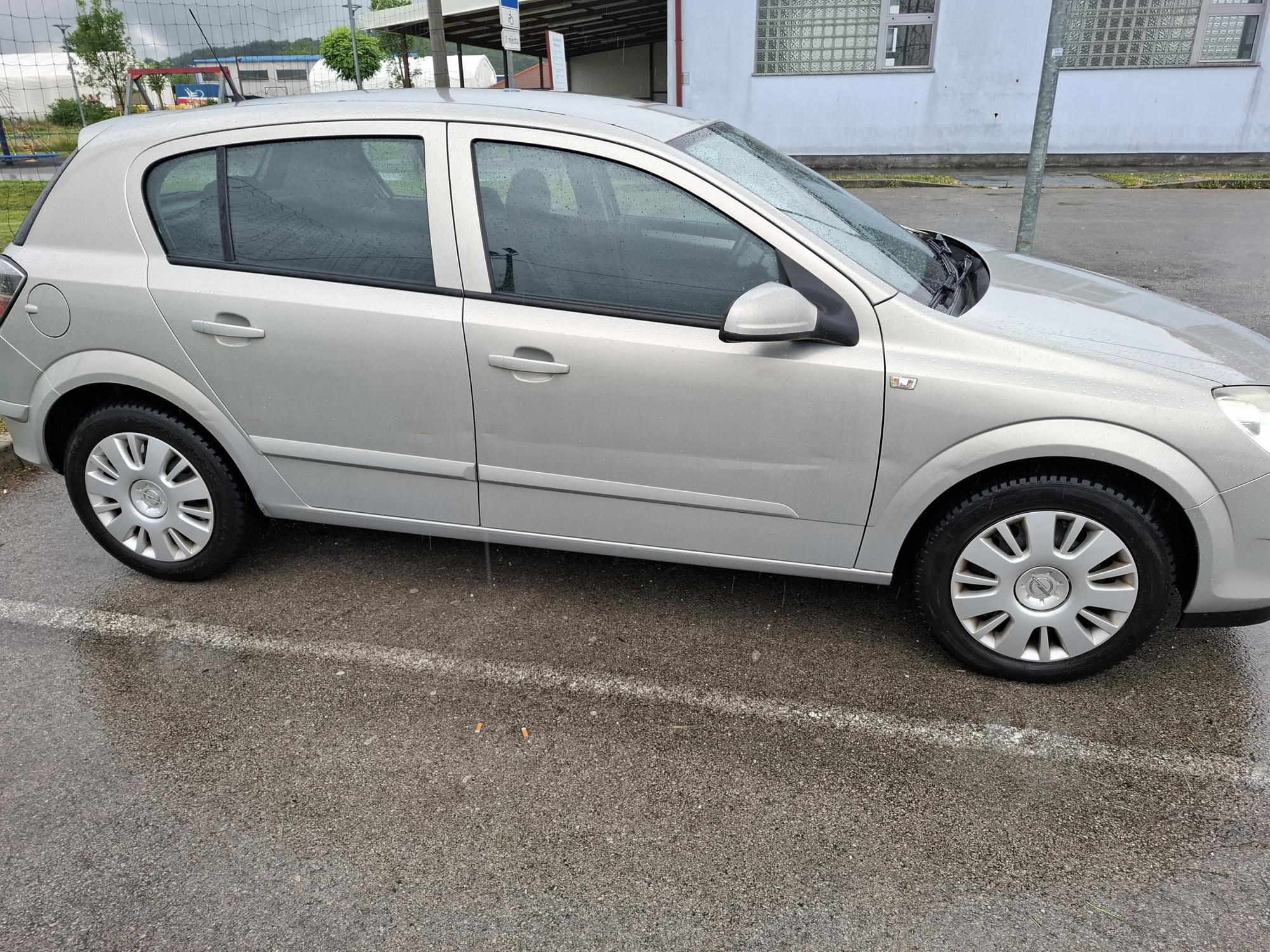 Opel Astra 2007. god, mehanički mjenjač, ručna klima, registriran, fotografija 3