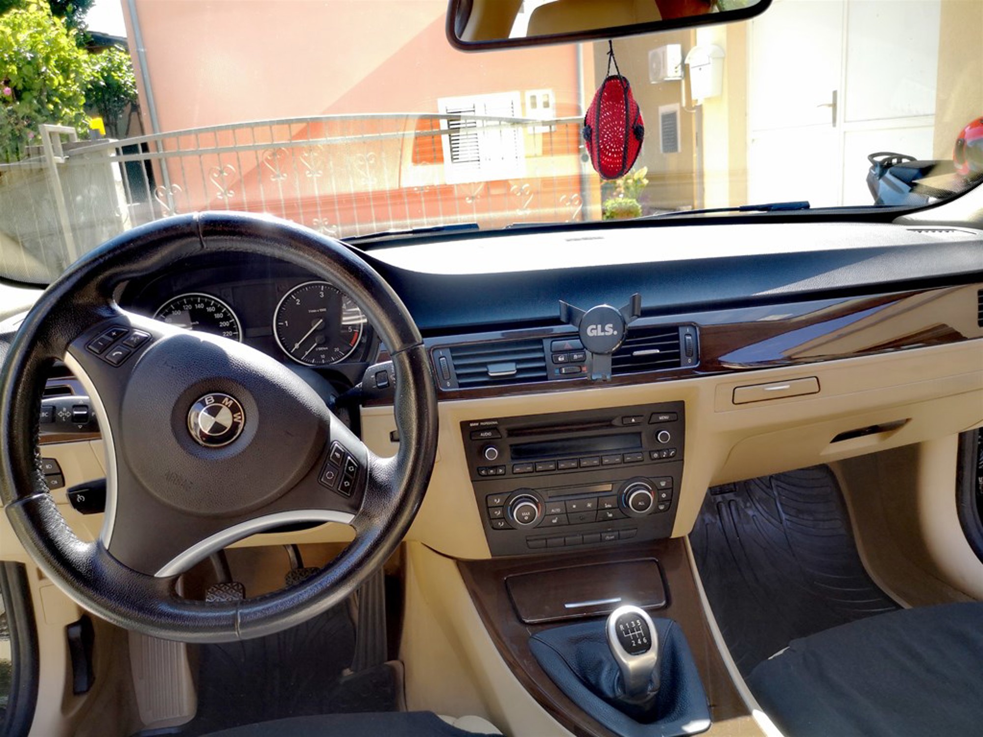 BMW Serija 3 2011. god, dvozonska klima, kožna sjedala, garažiran, fotografija 3