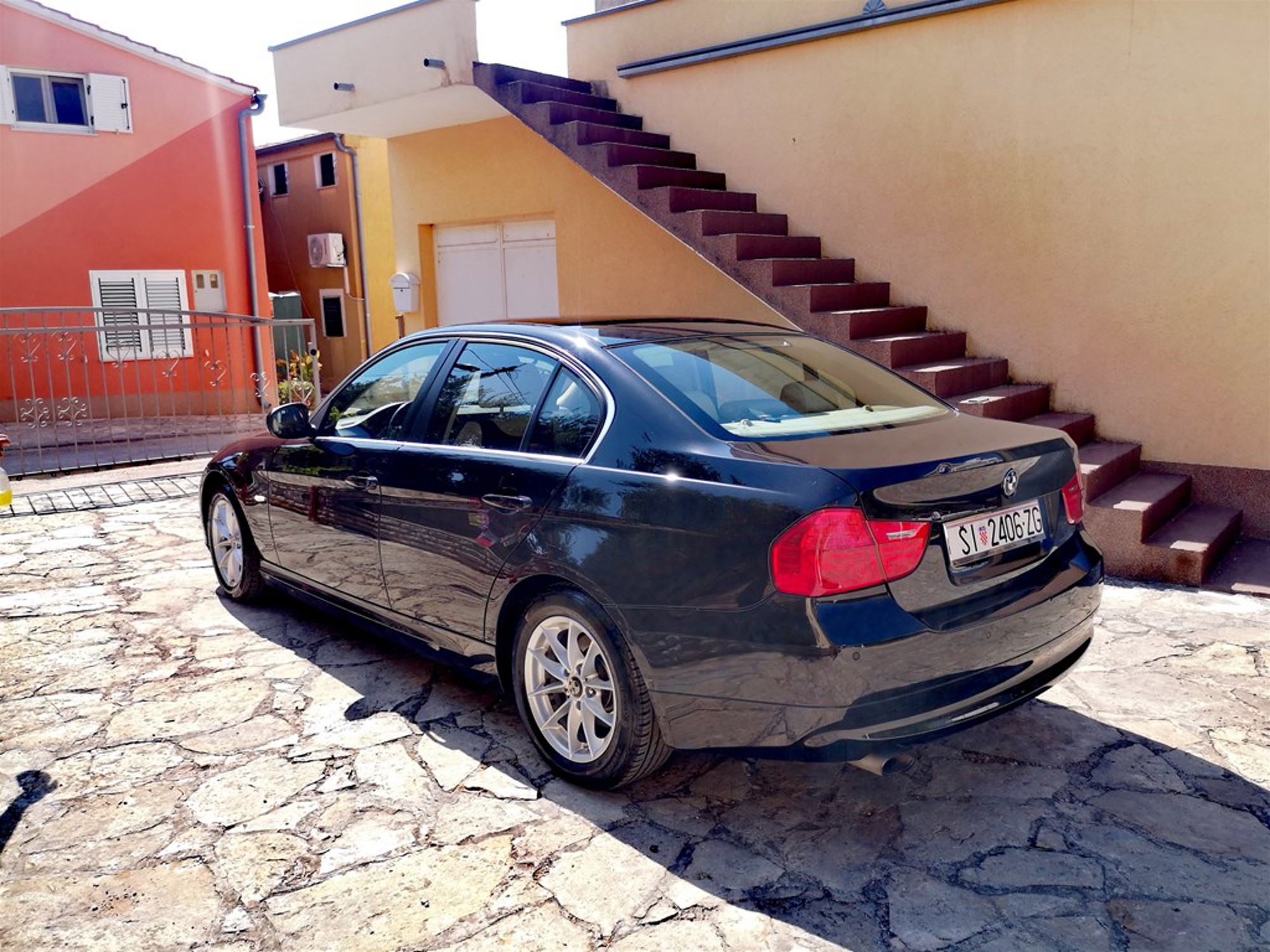 BMW Serija 3 2011. god, dvozonska klima, kožna sjedala, garažiran, fotografija 2