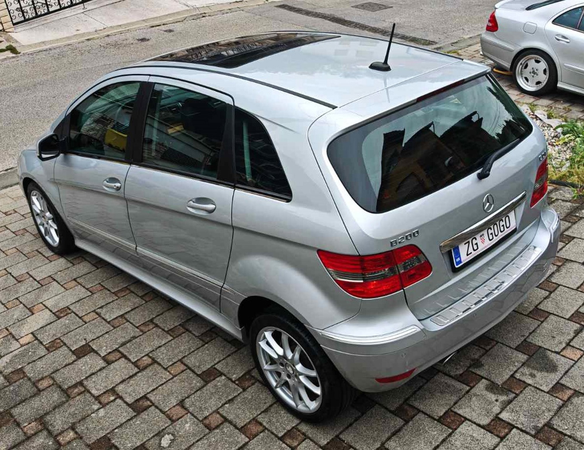 Mercedes B 200 CDI automatik 2011. PANORAMA, KOŽA, PDC, XENON, PREKRASNO STANJE, ZAMJENA, pogled izvana - slika 1