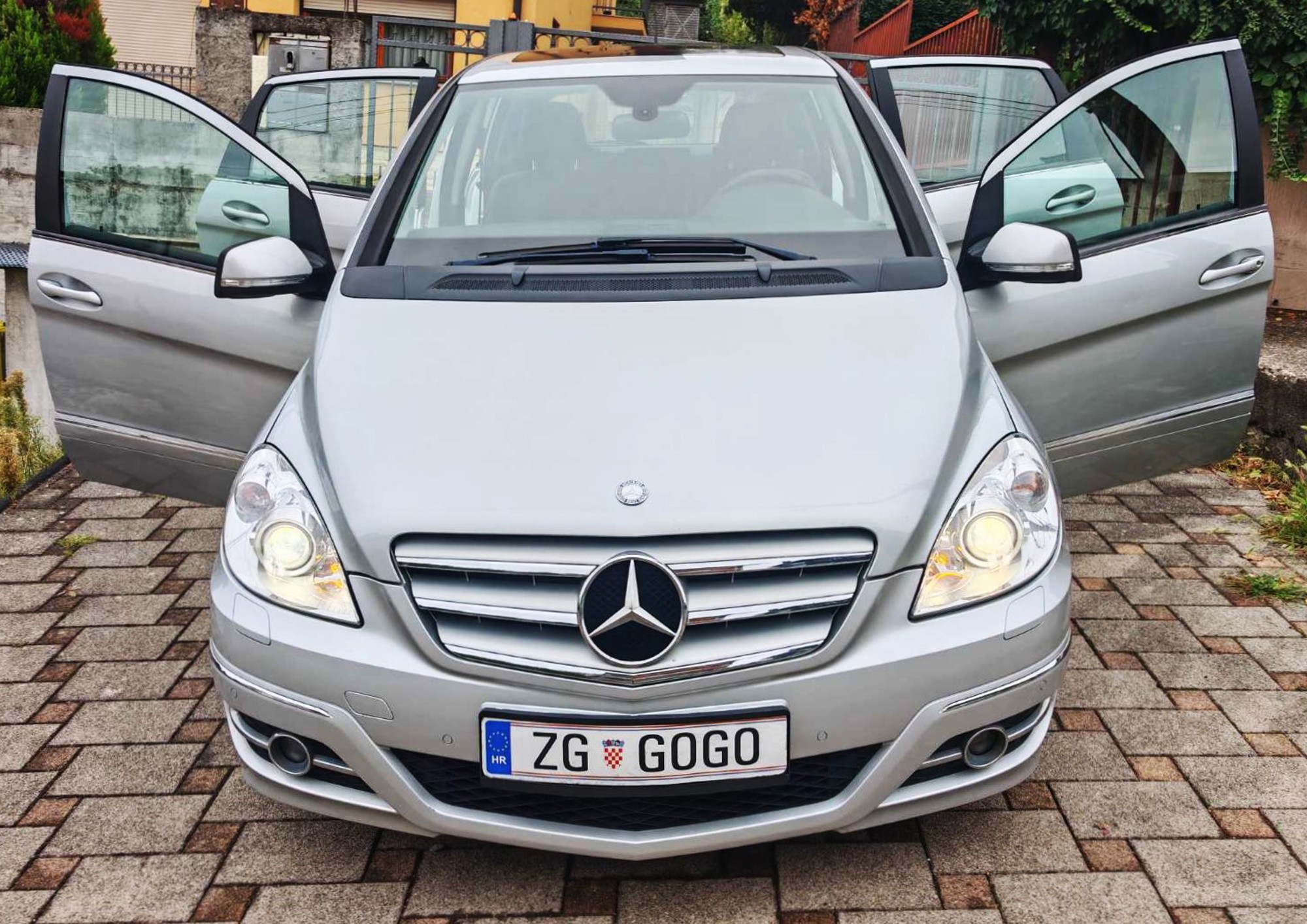 Mercedes B 200 CDI automatik 2011. PANORAMA, KOŽA, PDC, XENON, PREKRASNO STANJE, ZAMJENA, pogled izvana - slika 4
