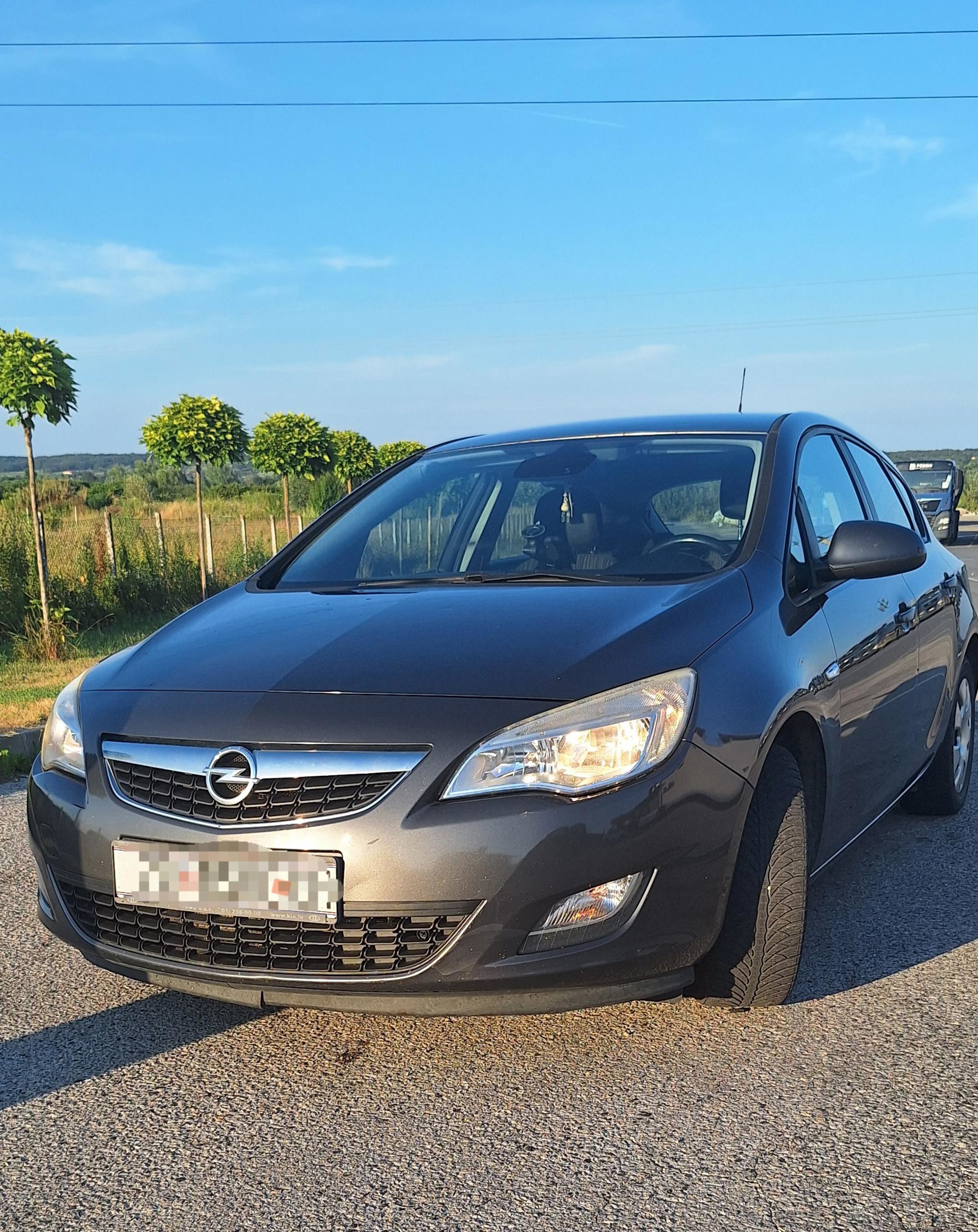 Opel Astra J registrirana skoro 1 god., pogled izvana - slika 1