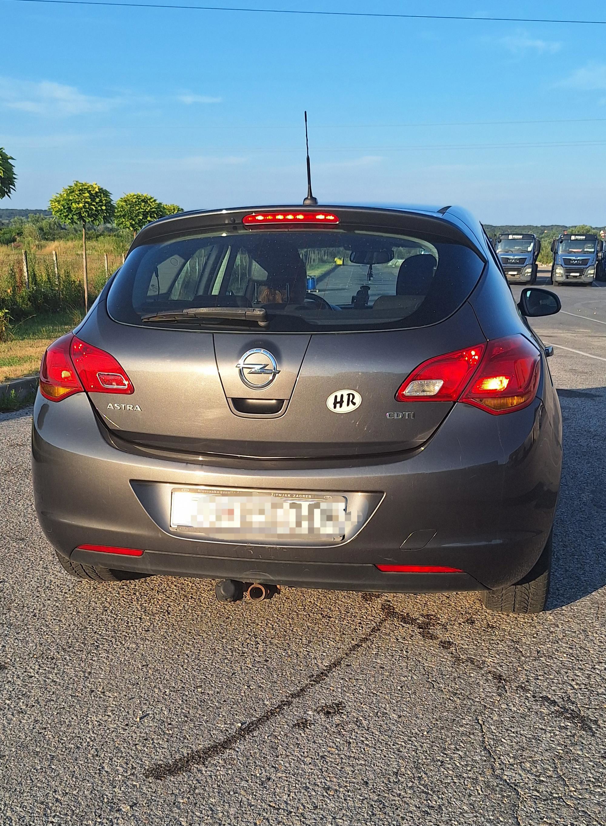 Opel Astra J registrirana skoro 1 god., pogled izvana - slika 3
