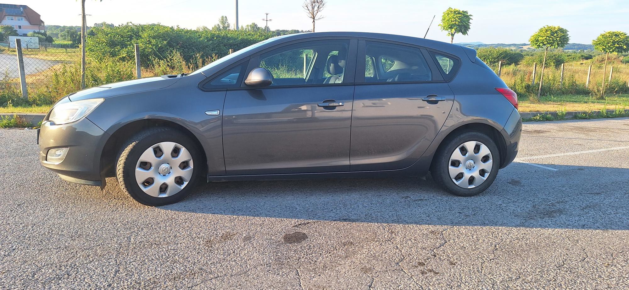 Opel Astra J registrirana skoro 1 god., pogled izvana - slika 2