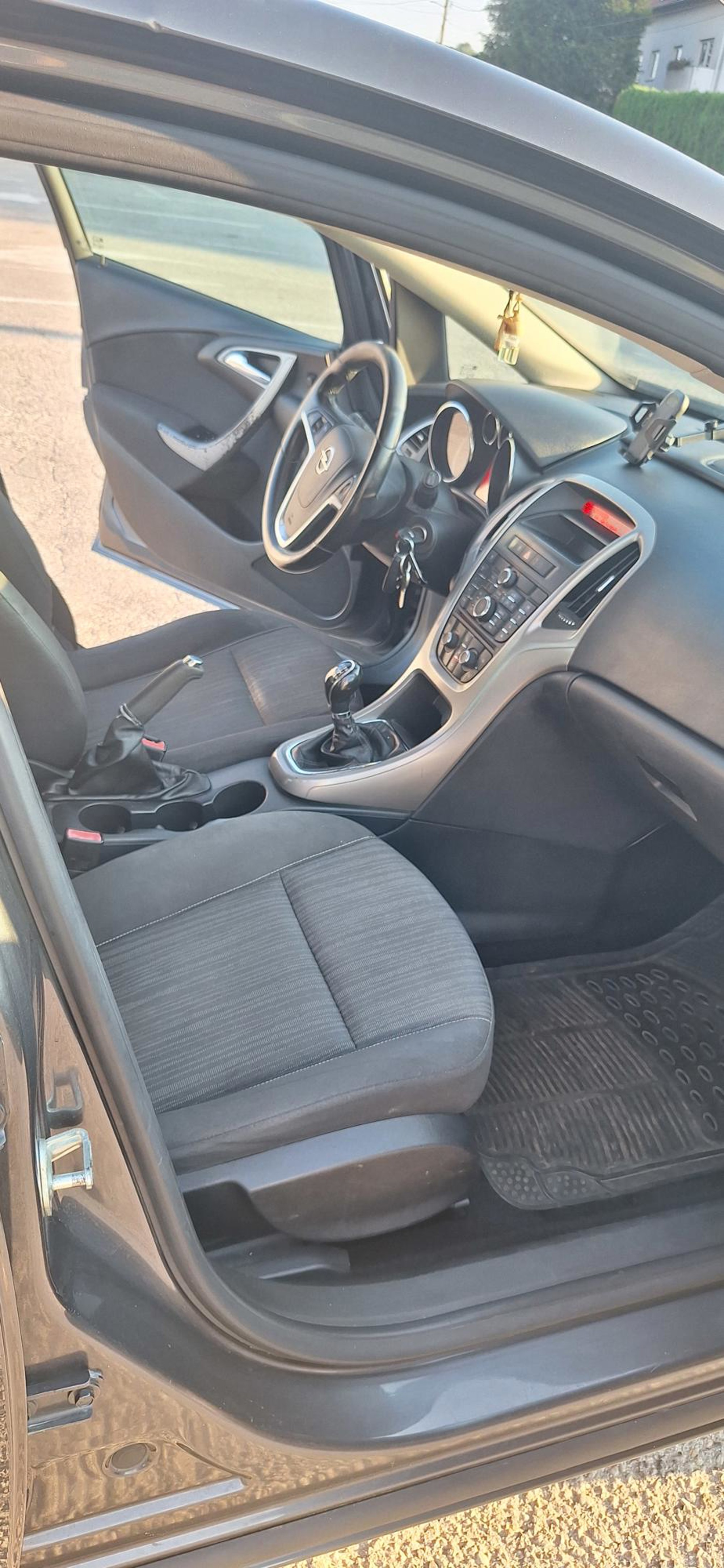 Opel Astra J registrirana skoro 1 god., pogled izvana - slika 4