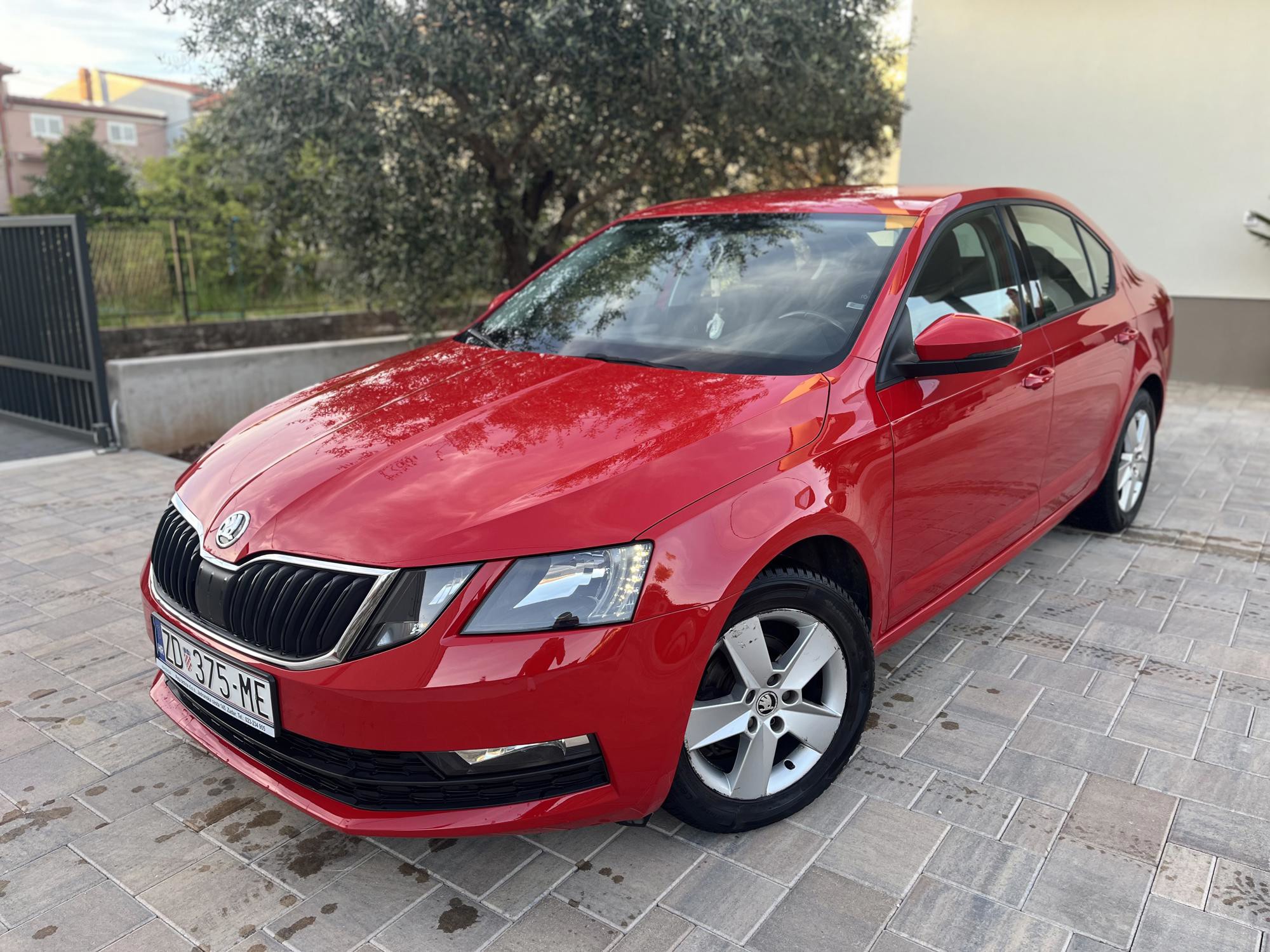 ŠKODA OCTAVIA 1.6 TDI (2017.) – REGISTRIRANA DO 04/2027. – VELIKI SERVIS – DVA SETA GUMA, fotografija 4
